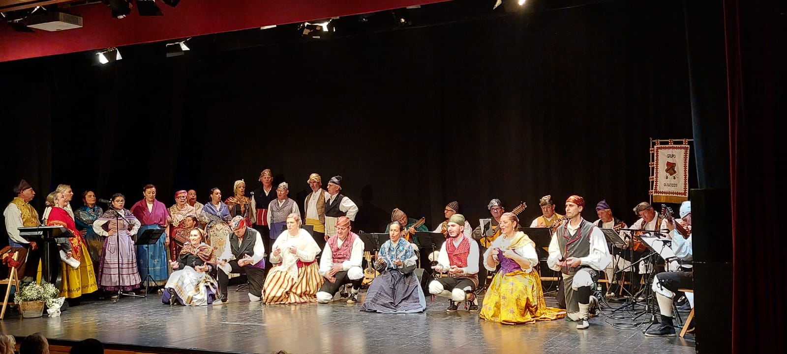 Saludo final de Os Faticos tras un impresionante concierto