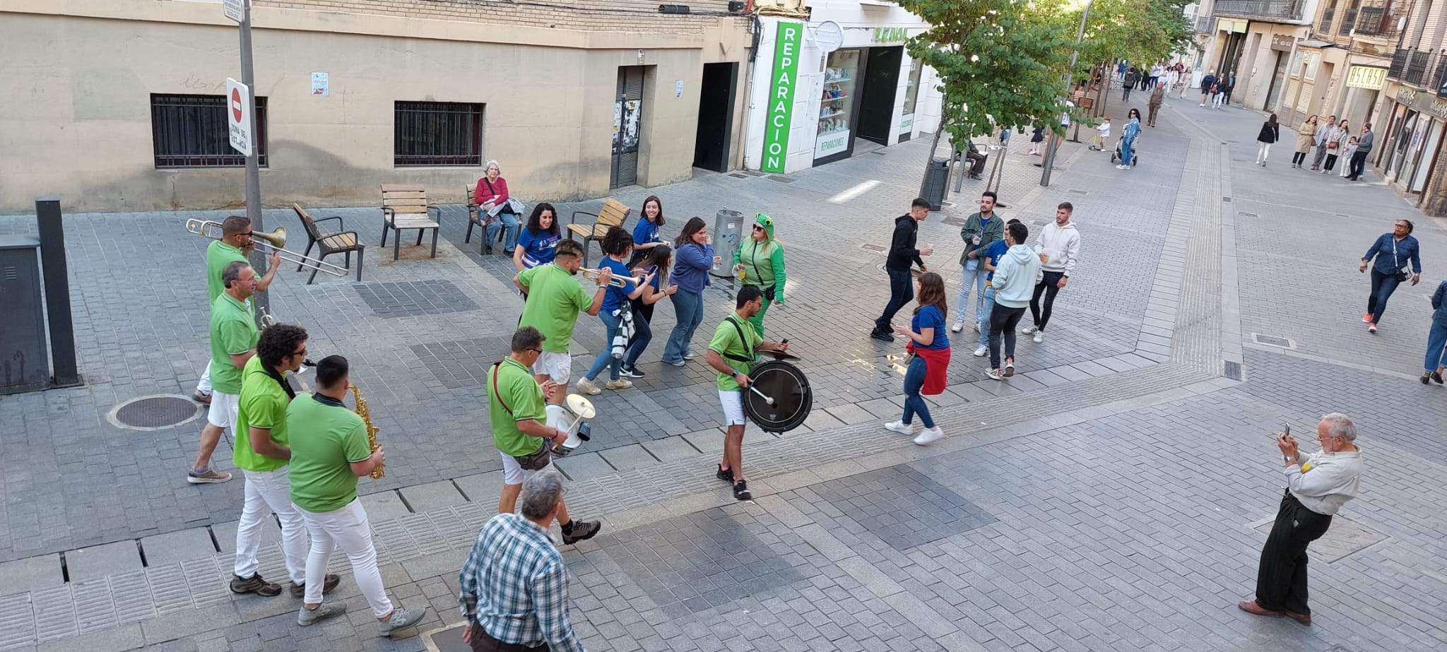 Imagen de la charanga con jóvenes en despedida de soltería