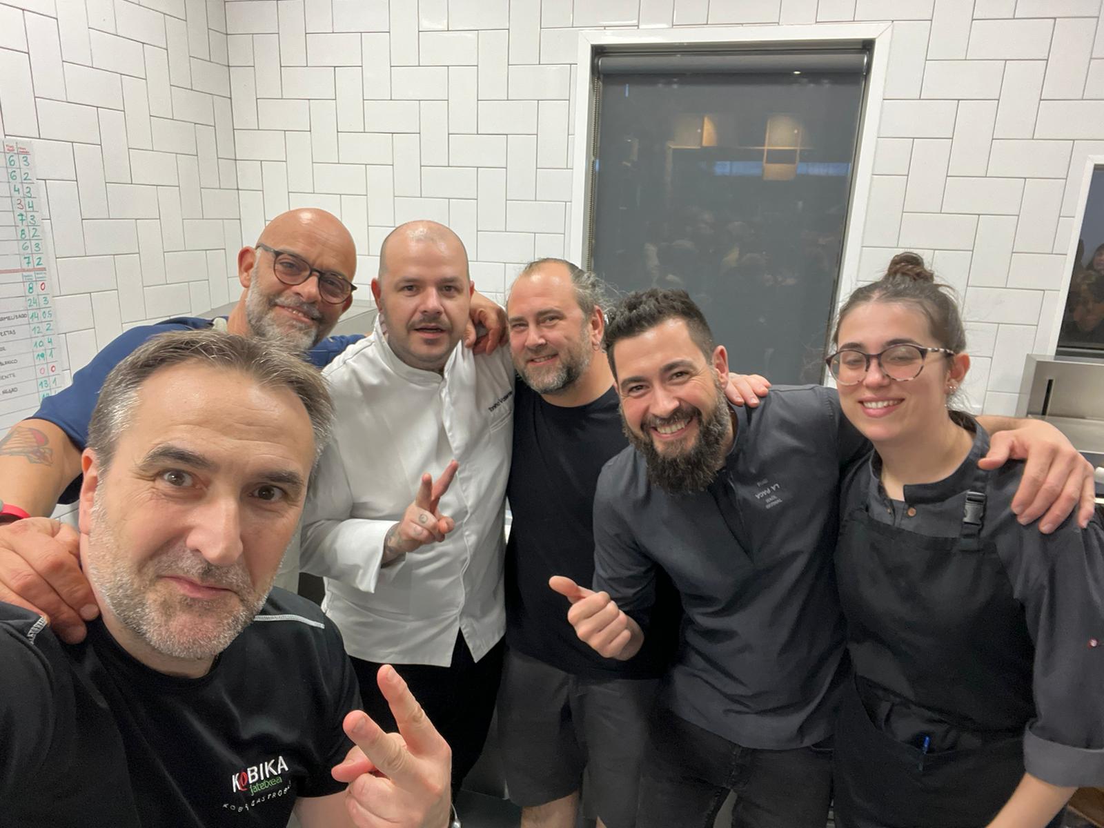 Raúl Bernal, segundo por la derecha en la imagen