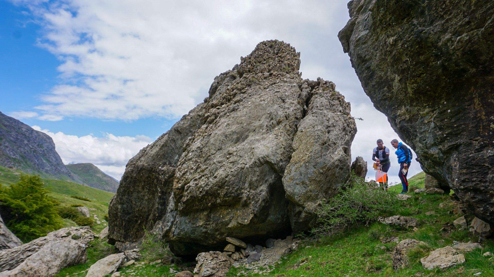 Una de las balizas del recorrido entre grandes bloques de piedra. Foto Peña Guara