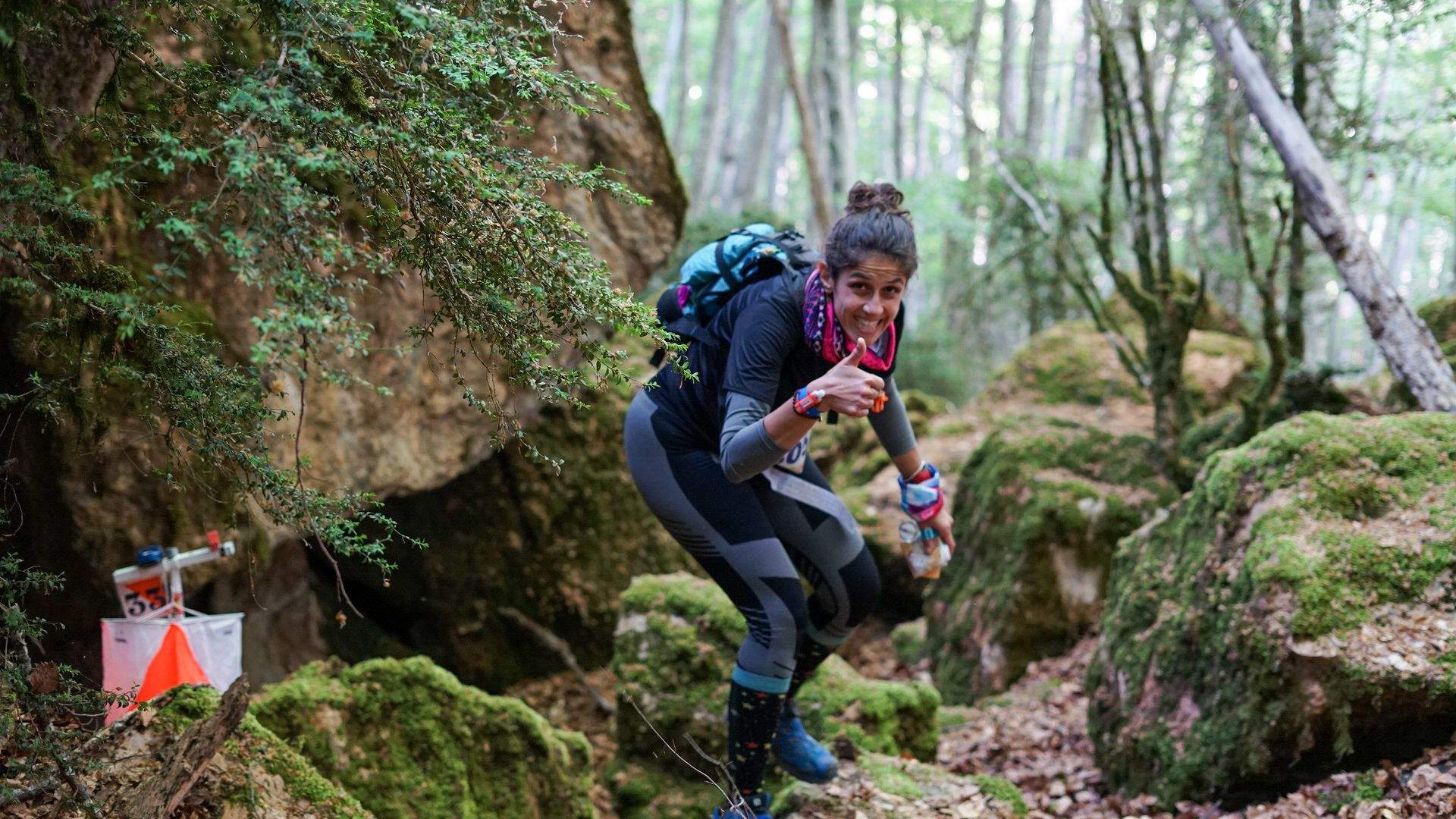 Una de las participantes disfrutando de la prueba en el hayedo del Betato. Foto Peña Guara