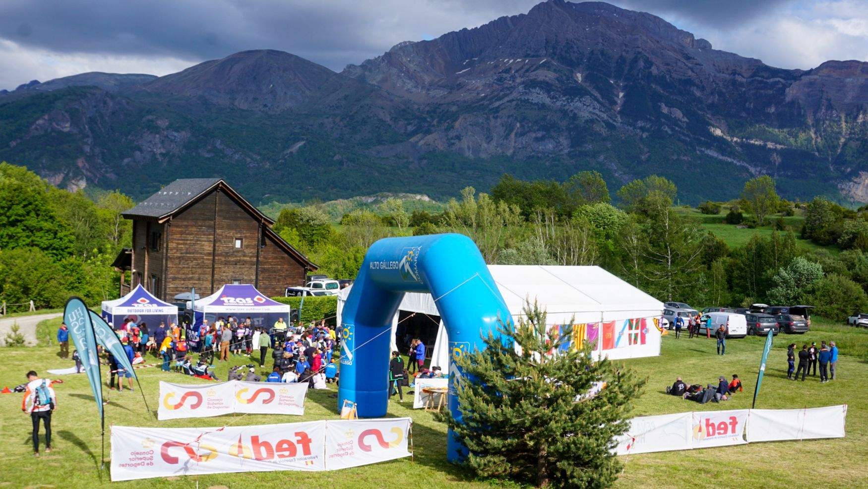 La zona de meta se situó en el complejo Piedrafita Mountain Lodge. Foto Peña Guara