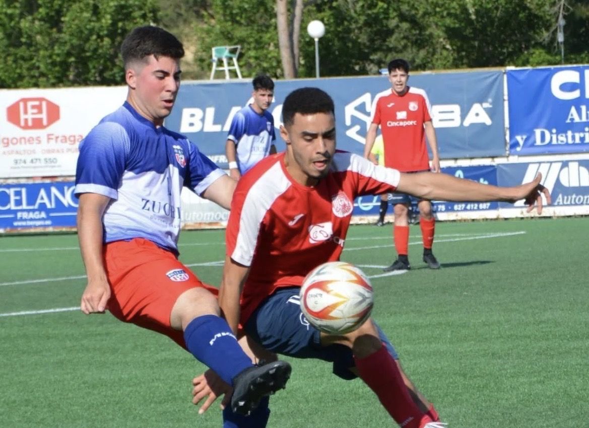 Un momento del partido entre el Fraga Fútbol Base y el Bolea. Foto: UD Fraga