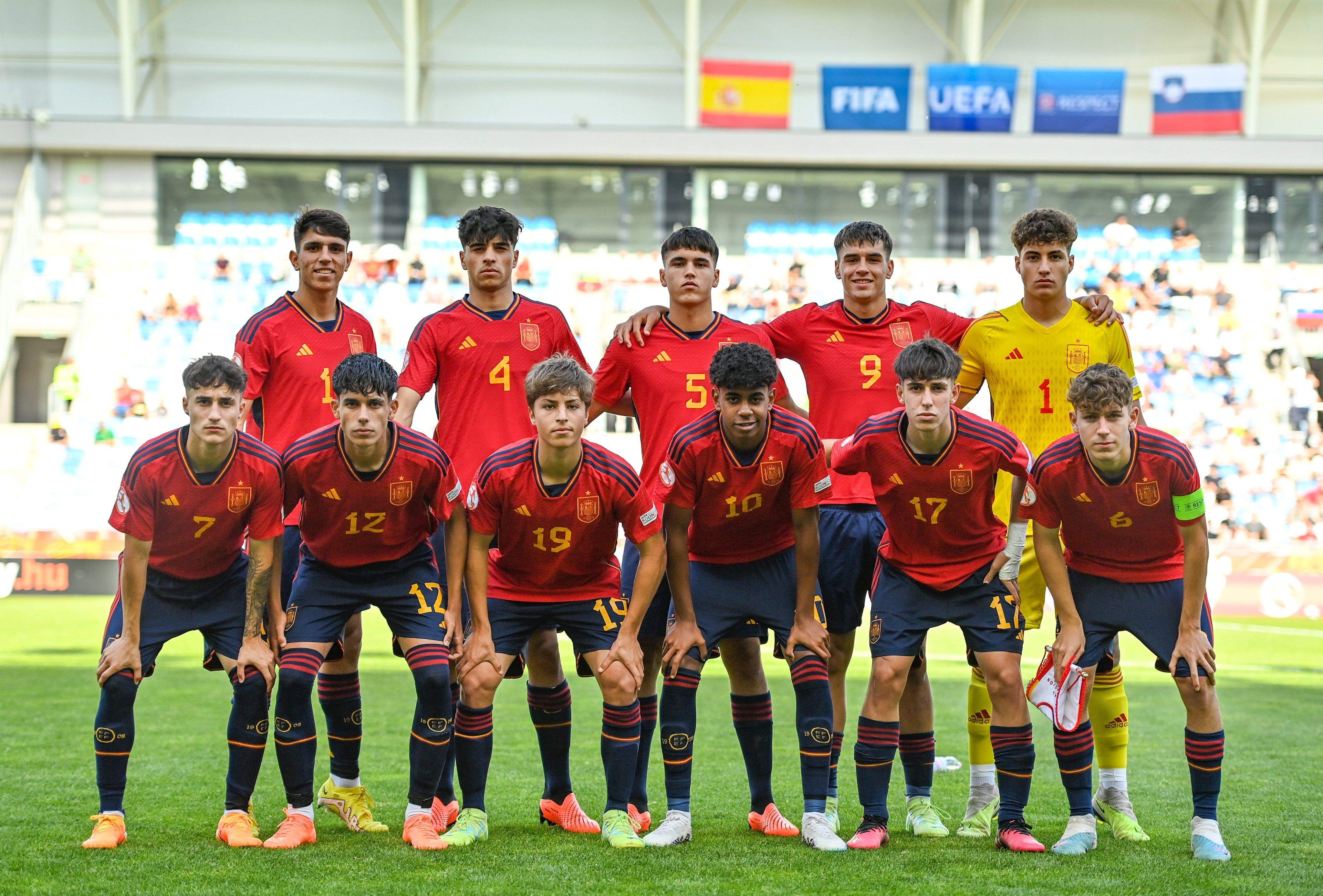 Roberto Martín, abajo a la izquierda con dorsal ‘7’, titular en el choque de España ante Eslovenia. Foto: UEFA/Sportsfile