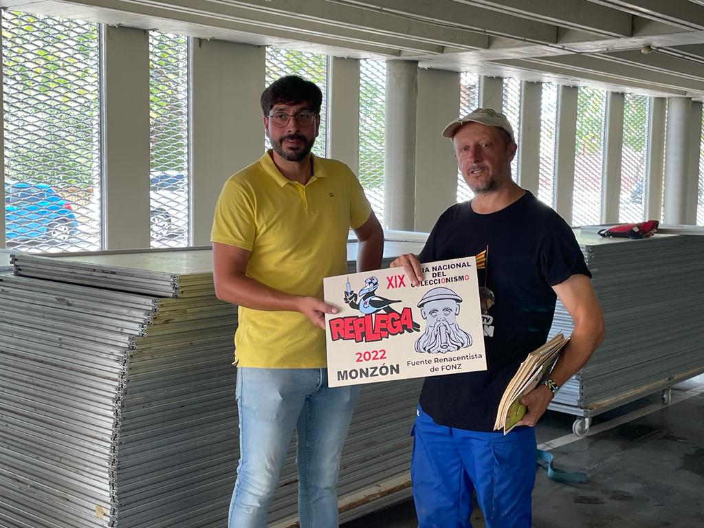 Miguel Hernández y Chorche Paniello con el sello del cuarto caño de la fuente de Fonz.