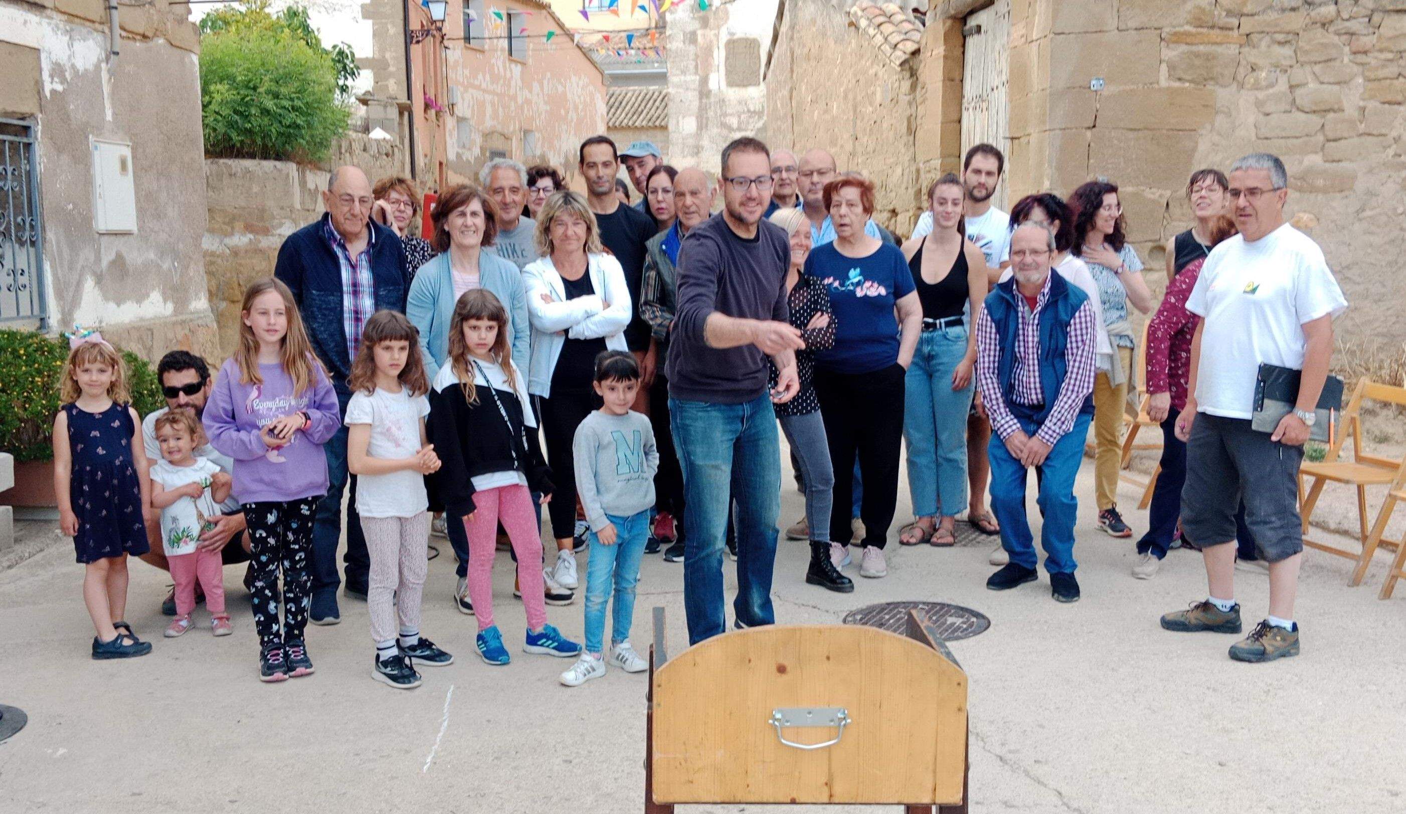 Juegos en Sasa del Abadiado. En la foto, el juego de la rana. Juegos en Sasa del Abadiado. En la foto, el juego de la rana.