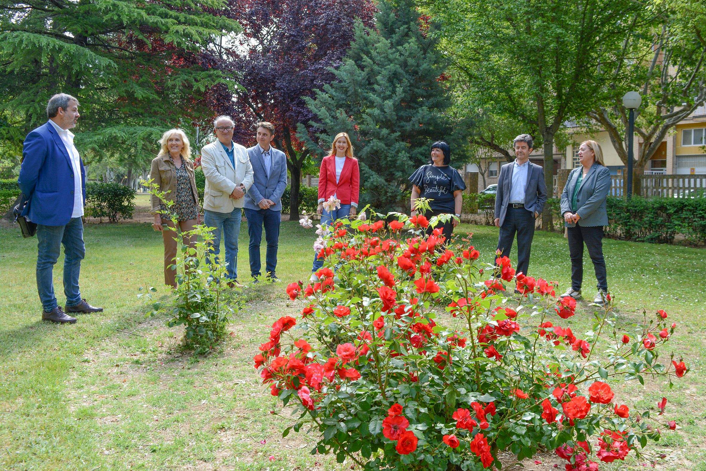 Luis Felipe, junto a miembros de la candidatura, en el Parque Joaquín Roig.