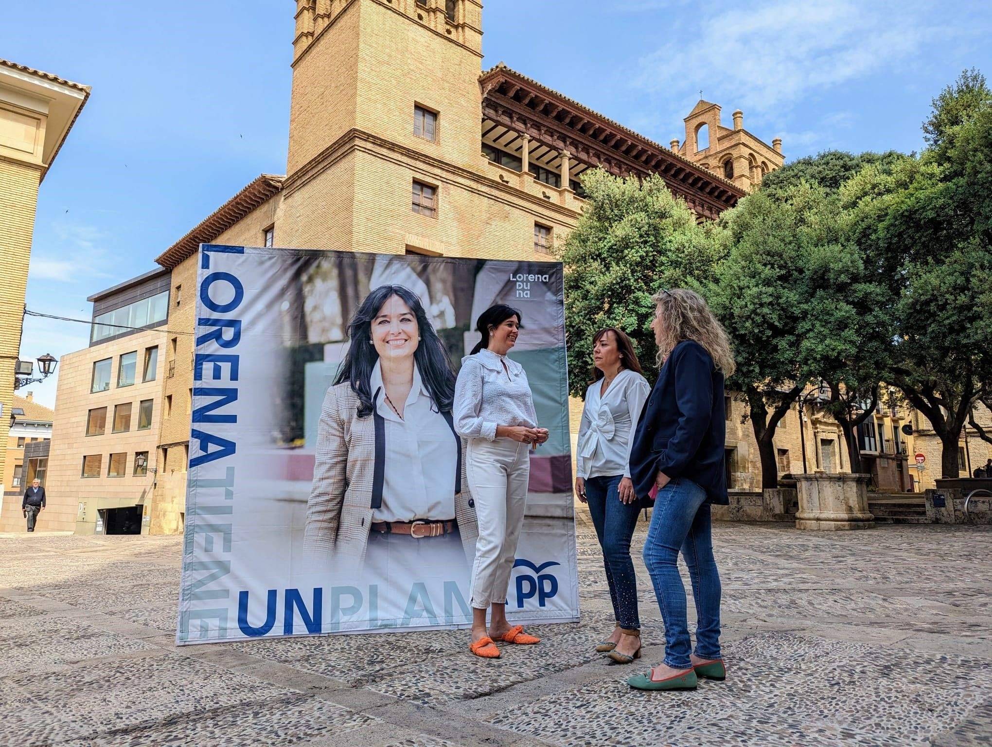 Lorena Orduna, con Gemma Allué y Susana Oliván en la plaza de la Catedral.