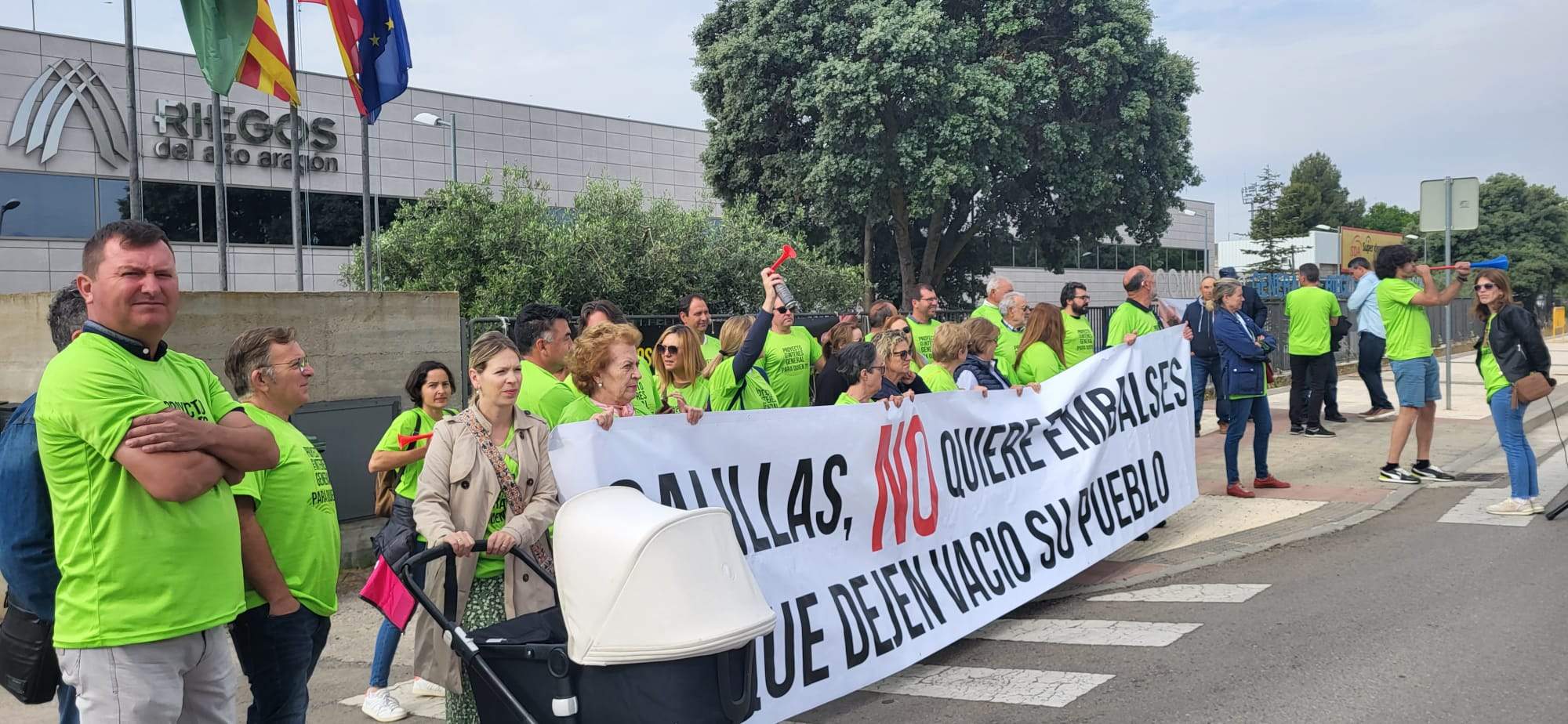 Concentración de vecinos y regantes de Salillas ante la sede de Riegos del Alto Aragón.