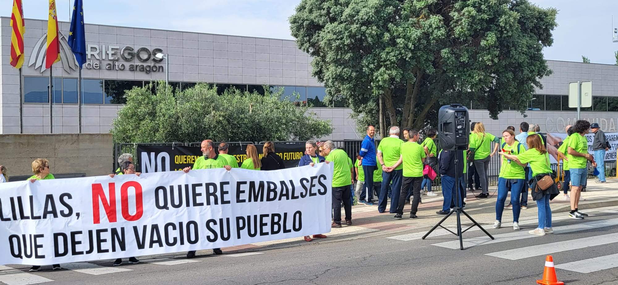  Concentración de regantes y vecinos de Salillas ante la sede de Riegos del Alto Aragón.