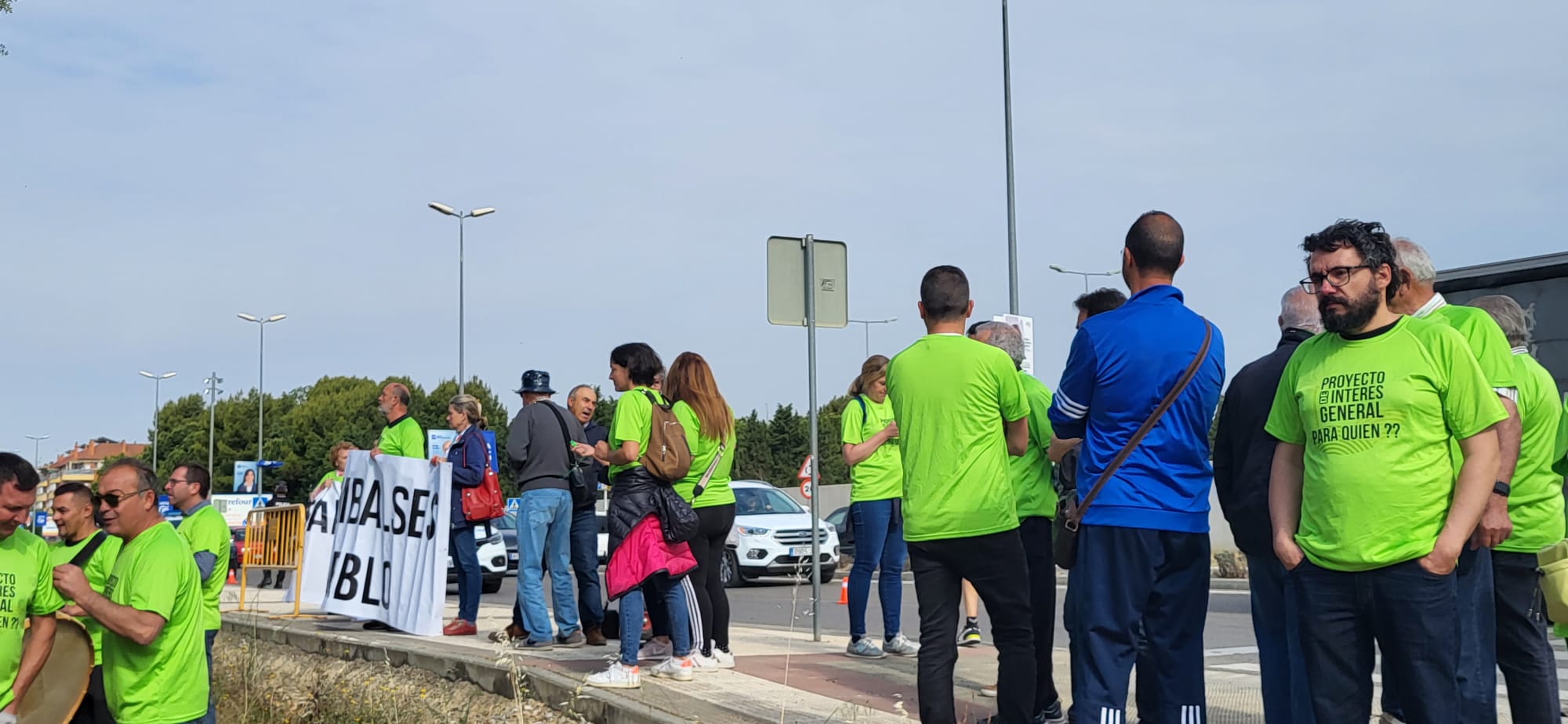  Concentración de regantes y vecinos de Salillas ante la sede de Riegos del Alto Aragón.