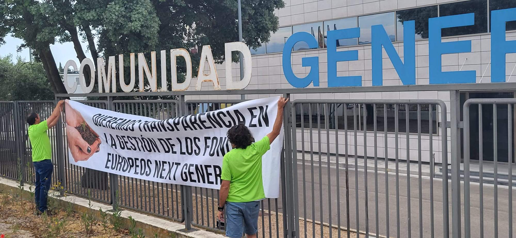  Concentración de regantes y vecinos de Salillas ante la sede de Riegos del Alto Aragón.