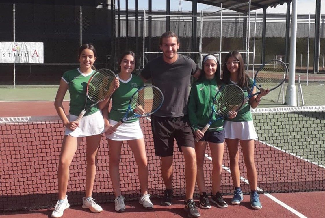 Equipo infantil femenino formado por Salas Morlan, Almudena Estaún, Sara Houghton y Vega Lacampa.