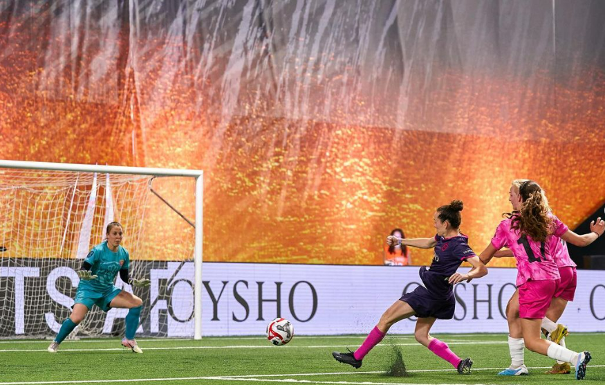 Momento del gol de Nuria Mallada en el partido ante Porcinas. 