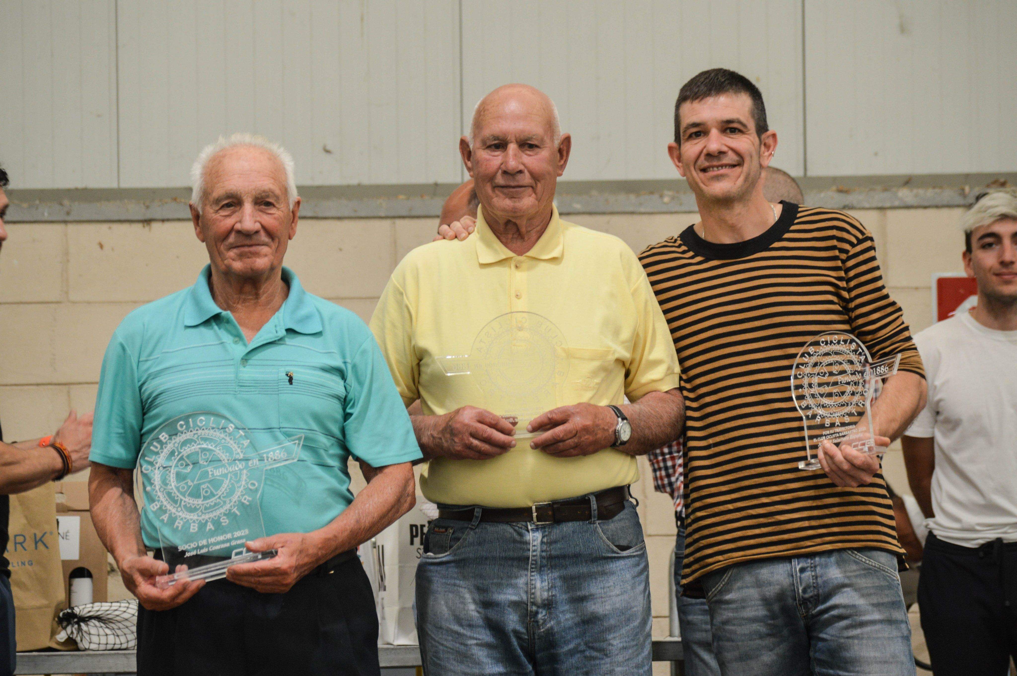 Salamero, Jiménez y Coarasa reciben un homenaje por parte del Club Ciclista Barbastro. Foto: Jorge Mazón/El Cruzado