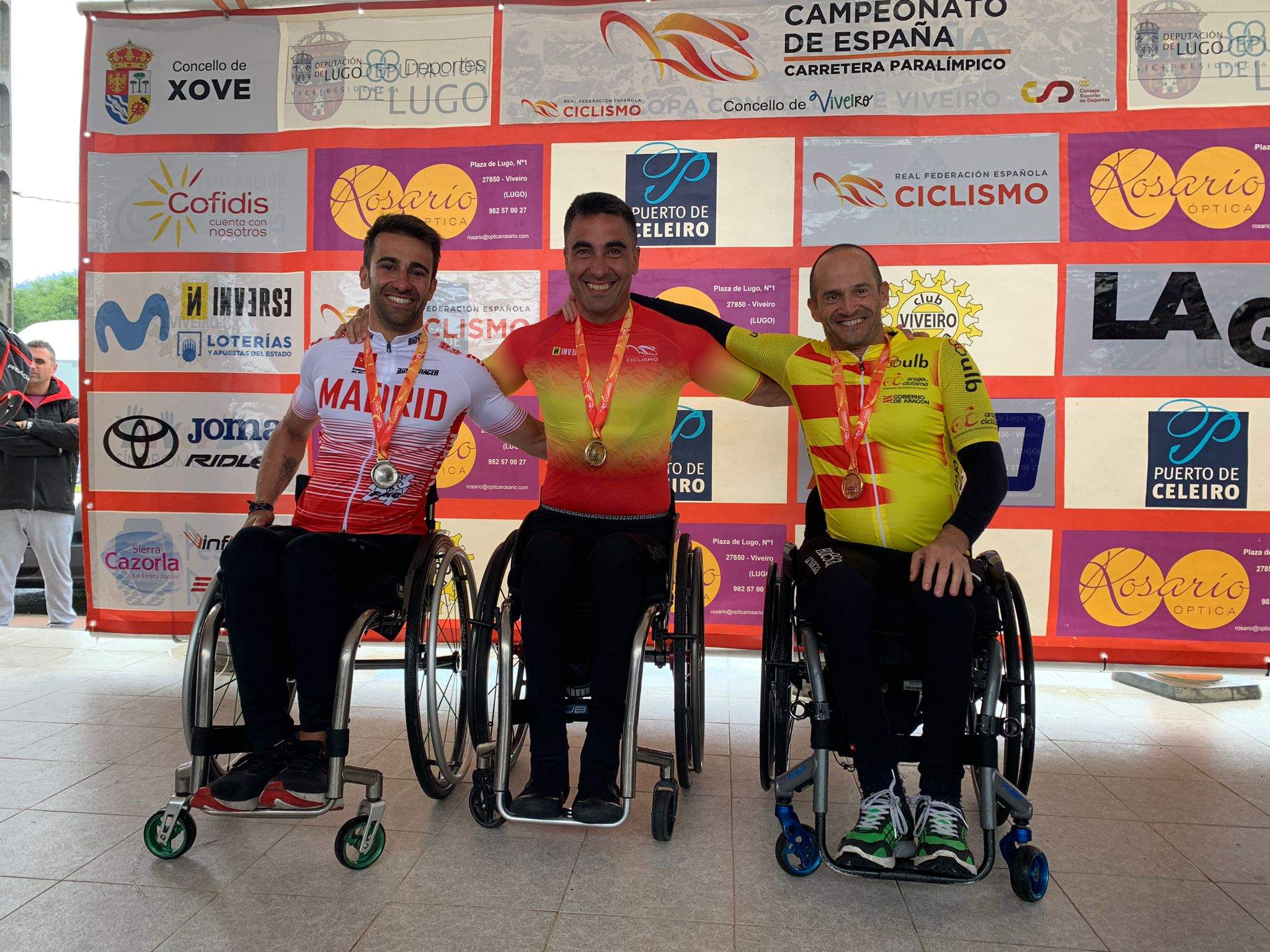Diego Ballesteros posa sonriente en el podio tras conseguir el bronce en la prueba en ruta.