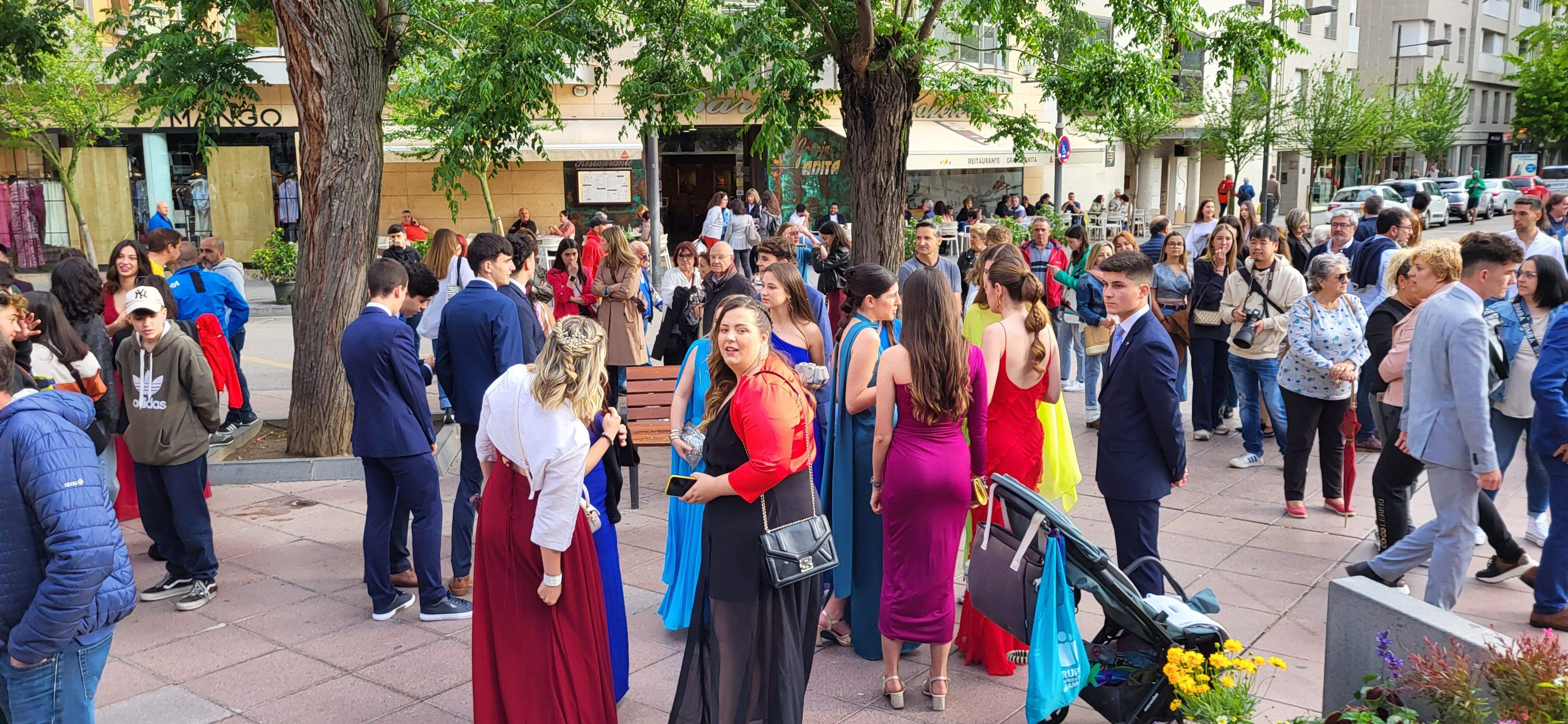 Estudiantes del IES Pirámide y sus familias se han reunido en la plaza de Navarra antes de su fiesta de graduación.