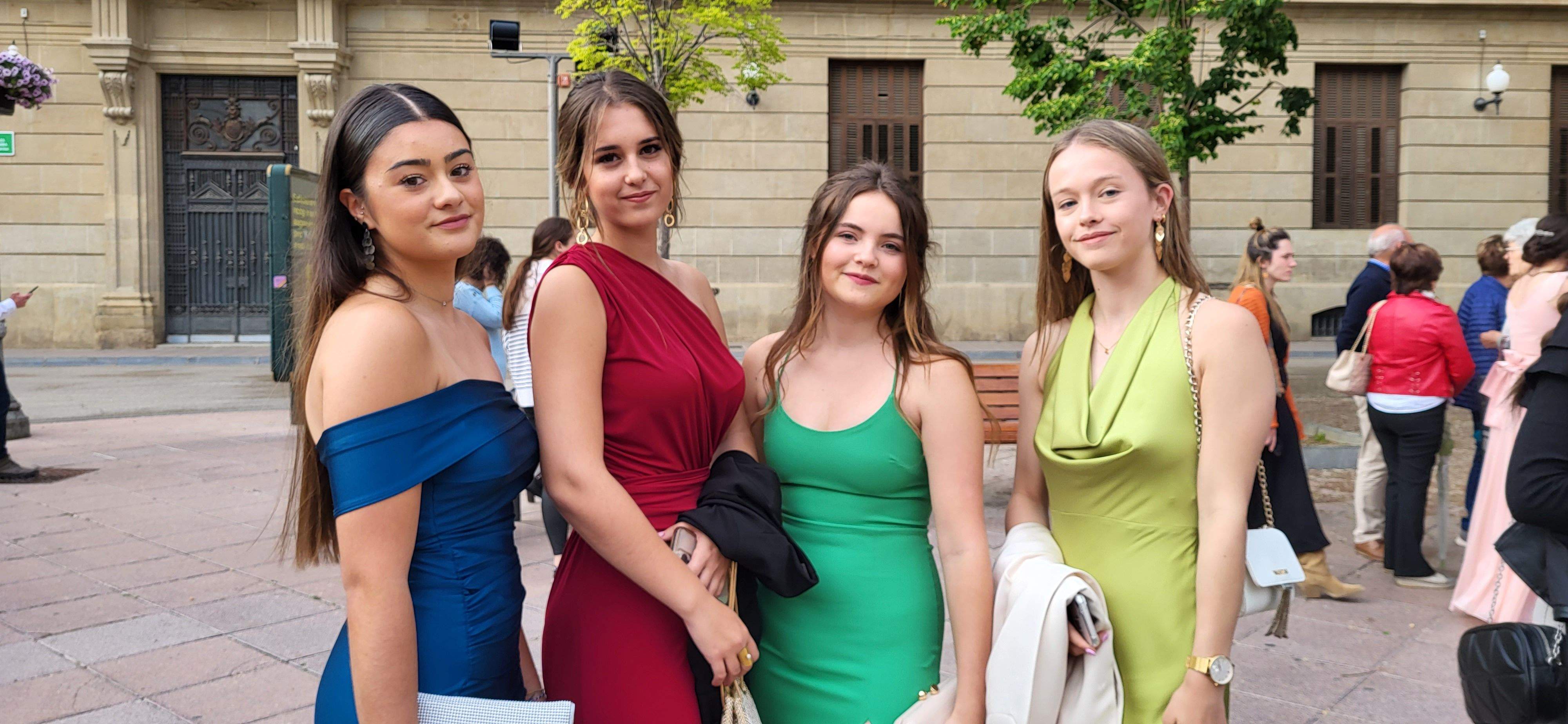 Estudiantes de segundo de Bachillerato del IES Pirámide que celebran su graduación.