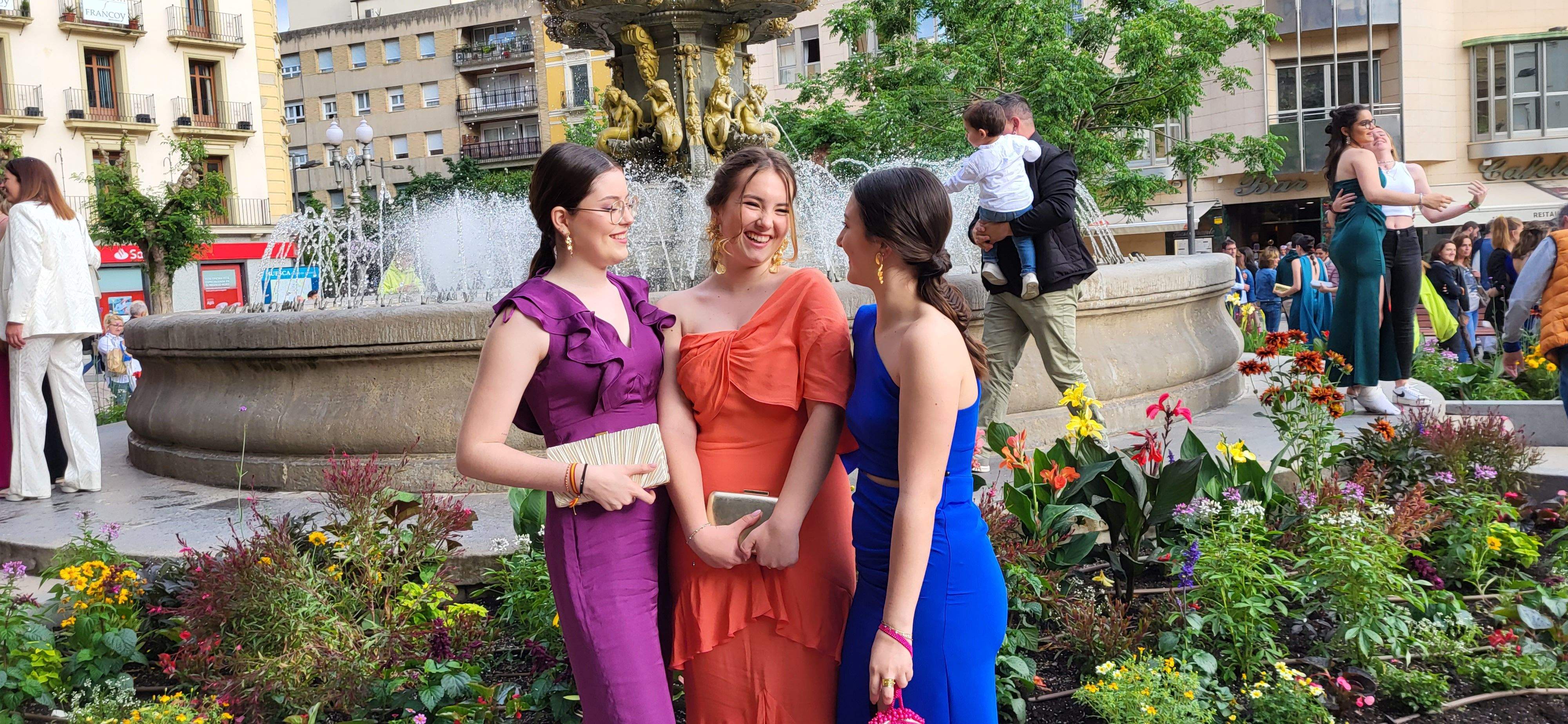 Estudiantes de segundo de Bachillerato del IES Pirámide que celebran su graduación.