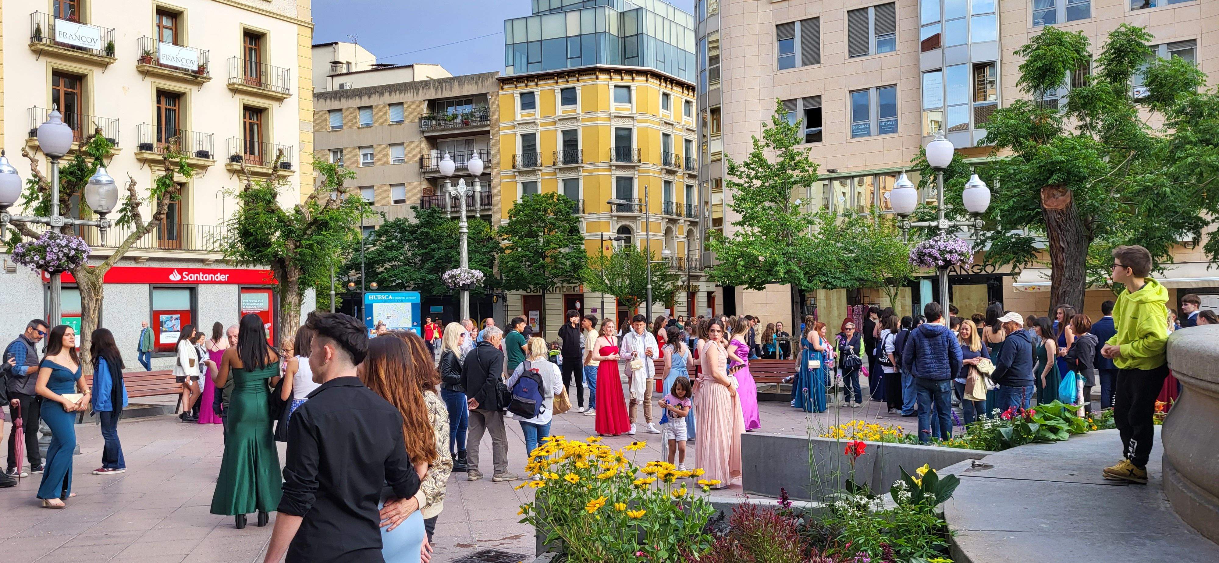 Estudiantes de segundo de Bachillerato del IES Pirámide que celebran su graduación.