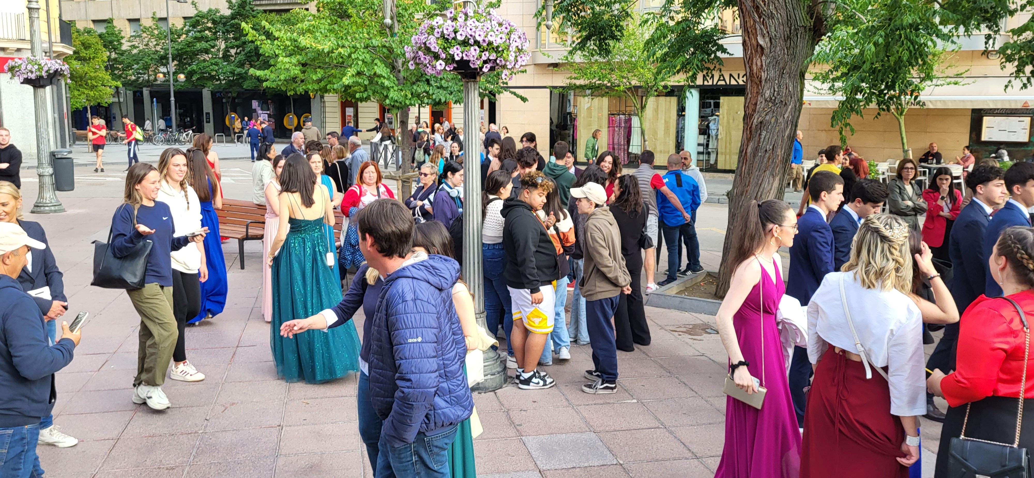 Estudiantes de segundo de Bachillerato del IES Pirámide que celebran su graduación.