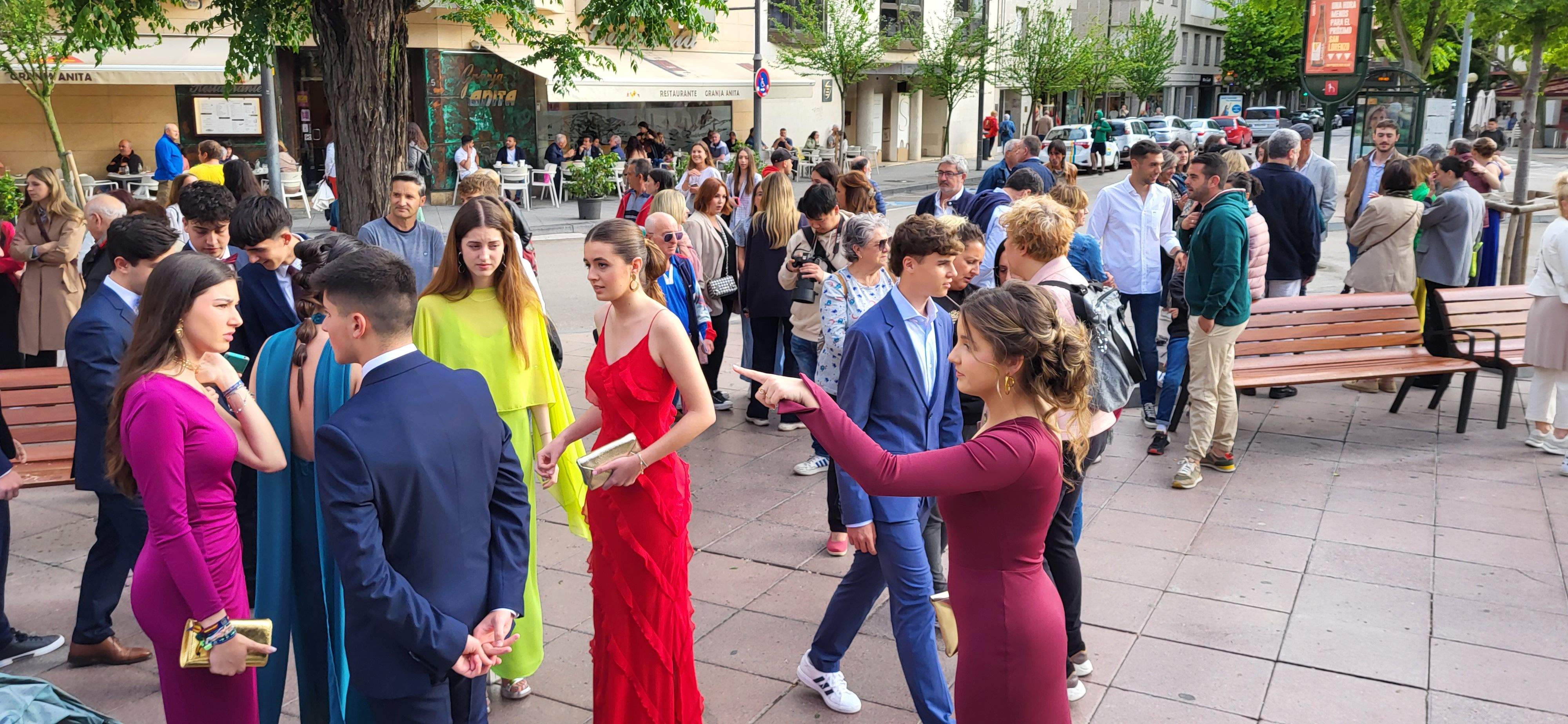 Estudiantes de segundo de Bachillerato del IES Pirámide que celebran su graduación.