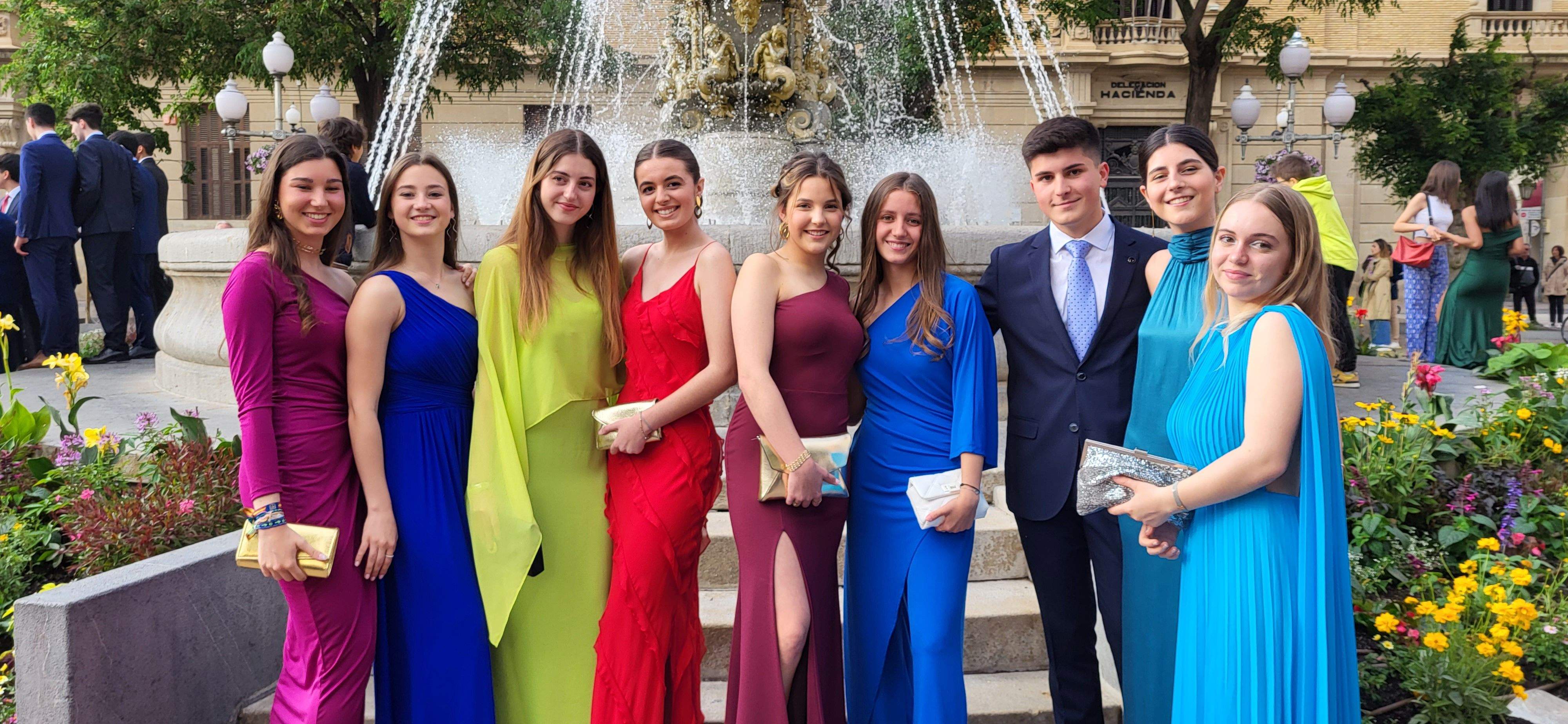 Estudiantes de segundo de Bachillerato del IES Pirámide que celebran su graduación.