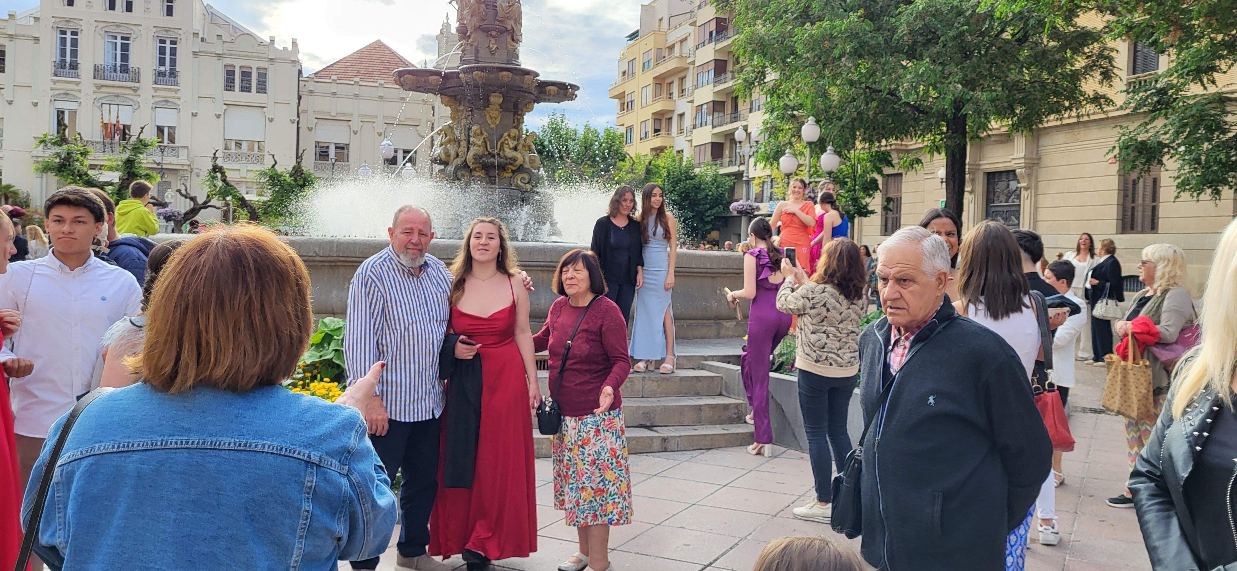 Estudiantes de segundo de Bachillerato del IES Pirámide que celebran su graduación.