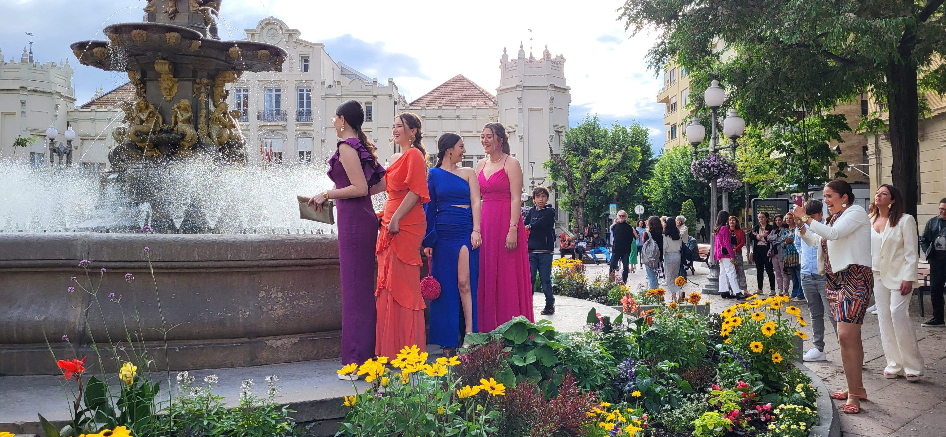 Estudiantes de segundo de Bachillerato del IES Pirámide que celebran su graduación.