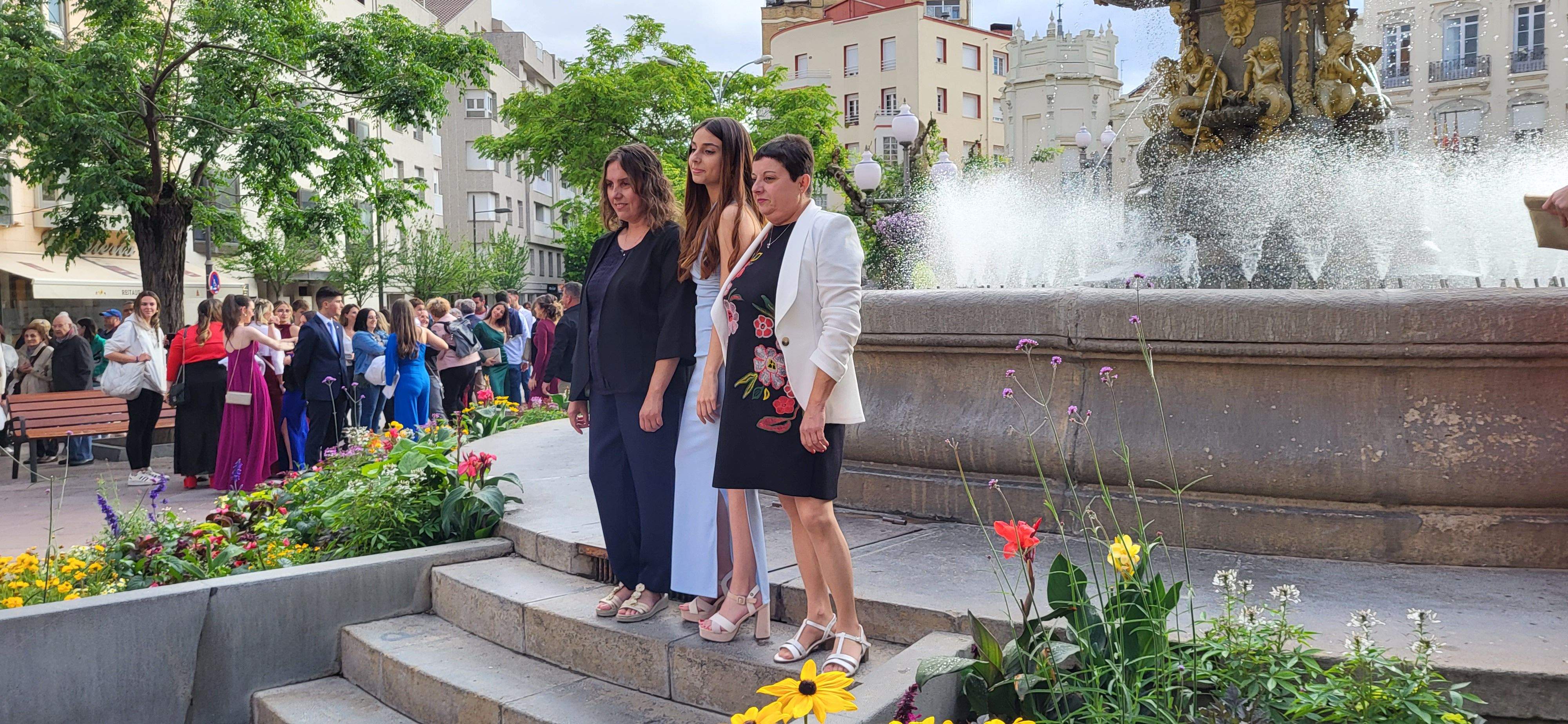Estudiantes de segundo de Bachillerato del IES Pirámide que celebran su graduación.