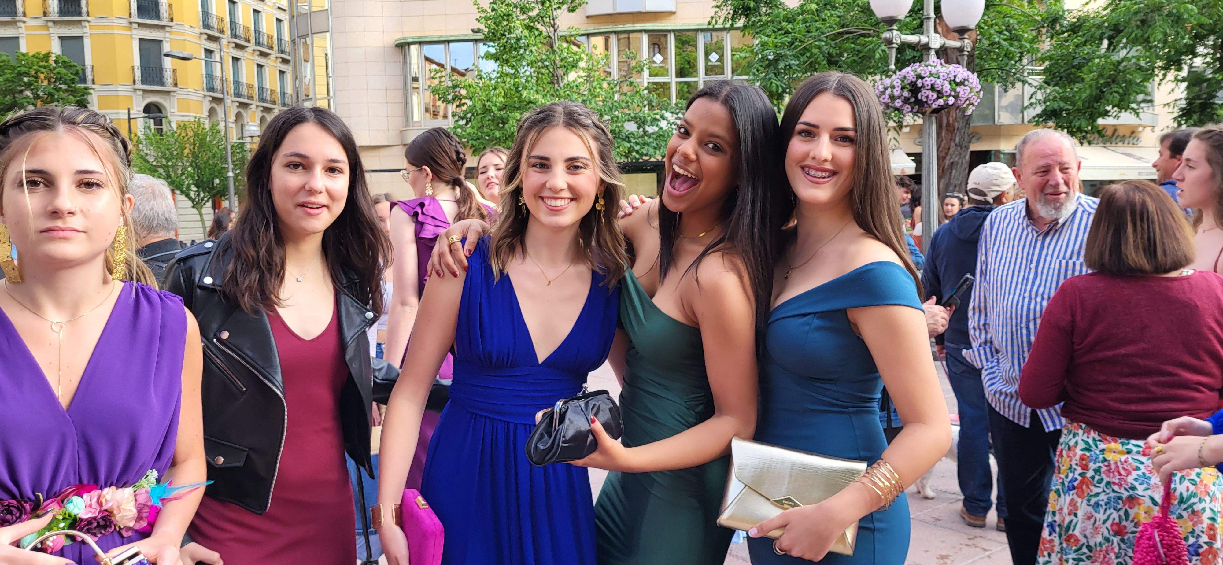 Estudiantes de segundo de Bachillerato del IES Pirámide que celebran su graduación.