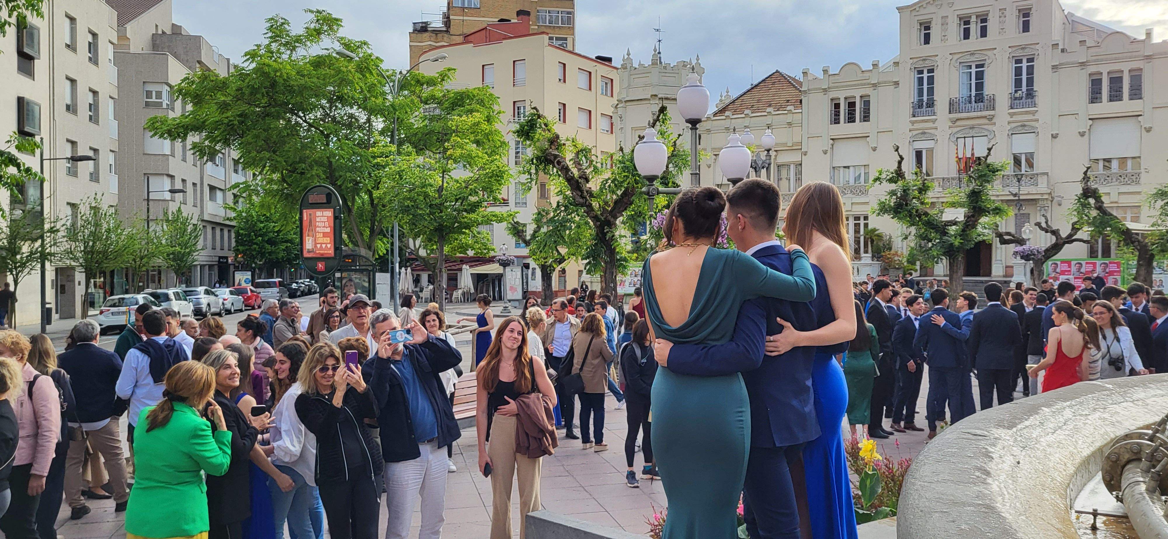 Estudiantes de segundo de Bachillerato del IES Pirámide que celebran su graduación.