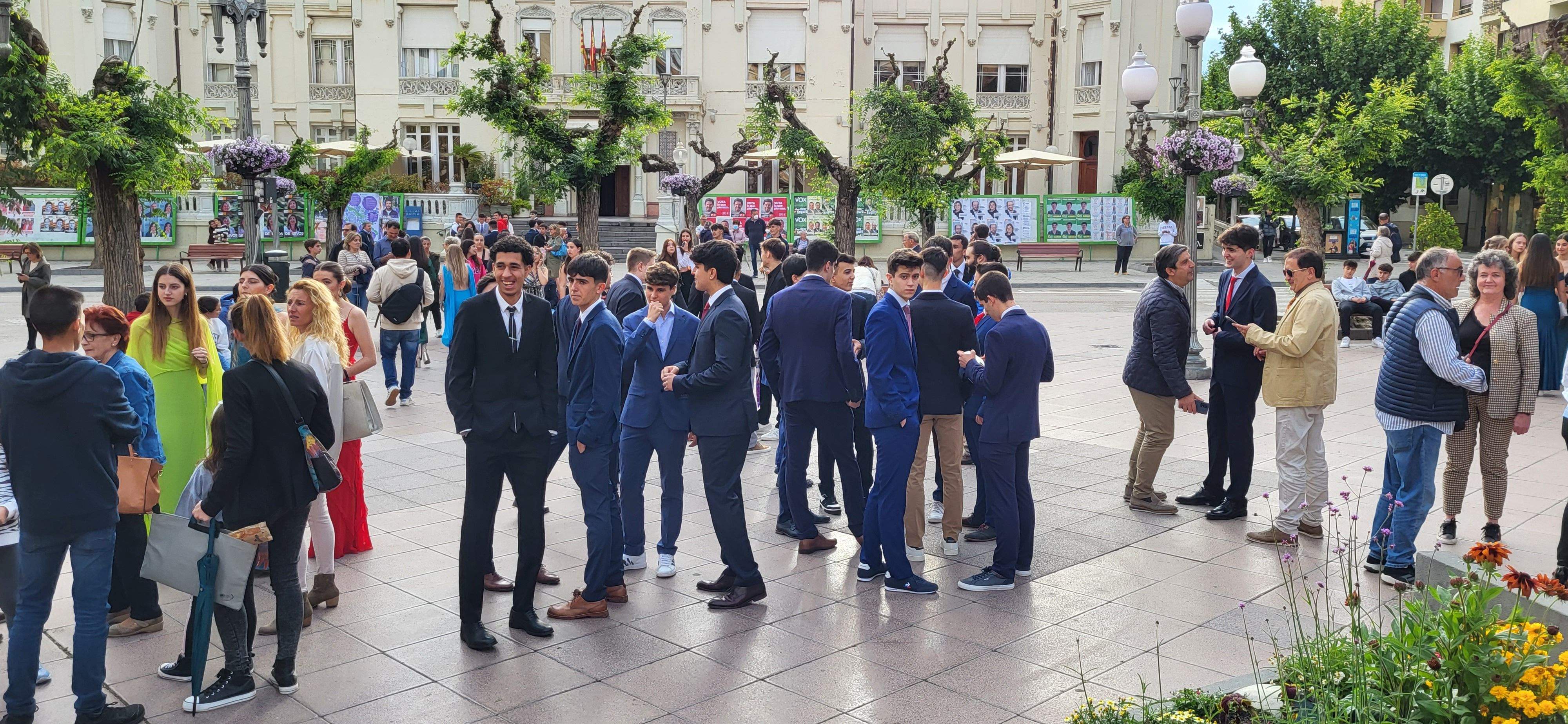 Estudiantes de segundo de Bachillerato del IES Pirámide que celebran su graduación.