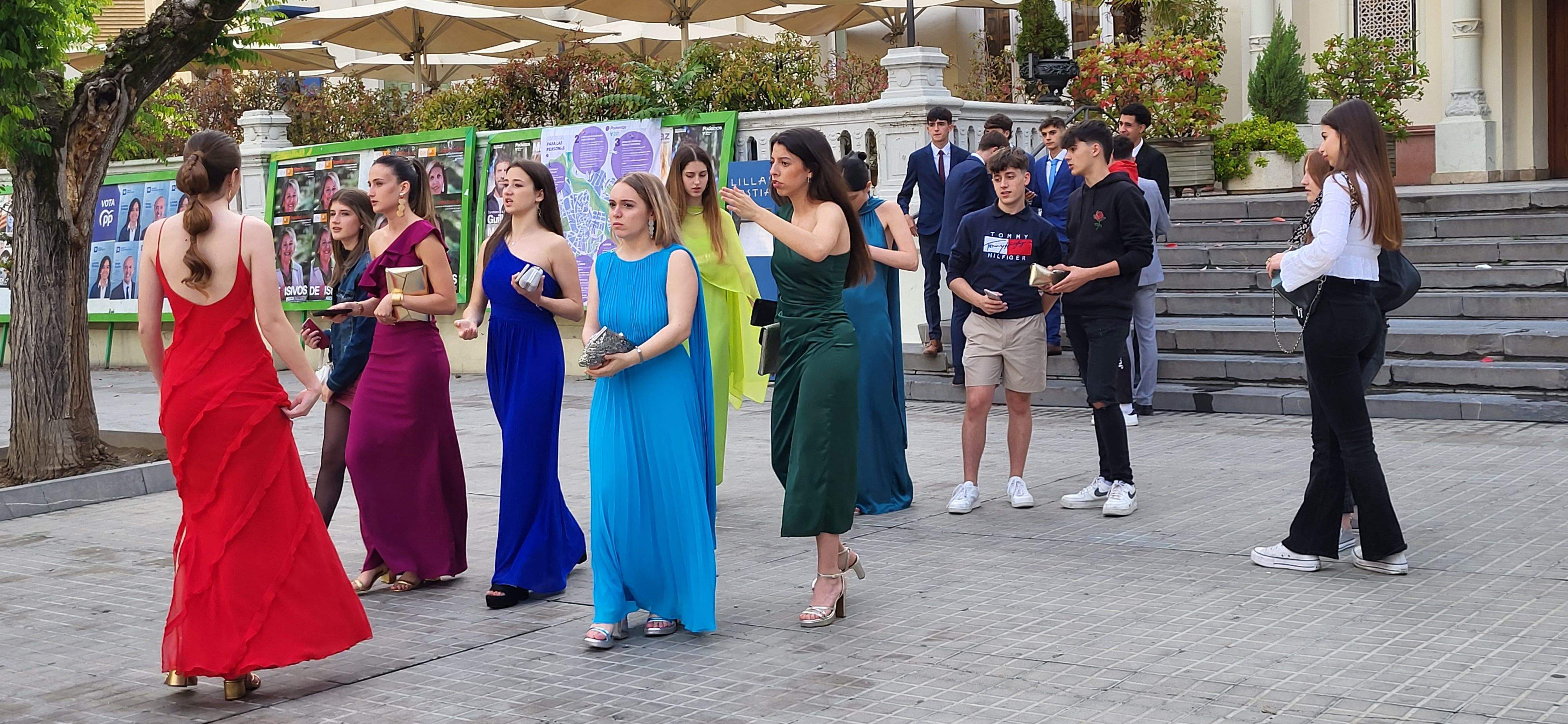 Estudiantes de segundo de Bachillerato del IES Pirámide que celebran su graduación.