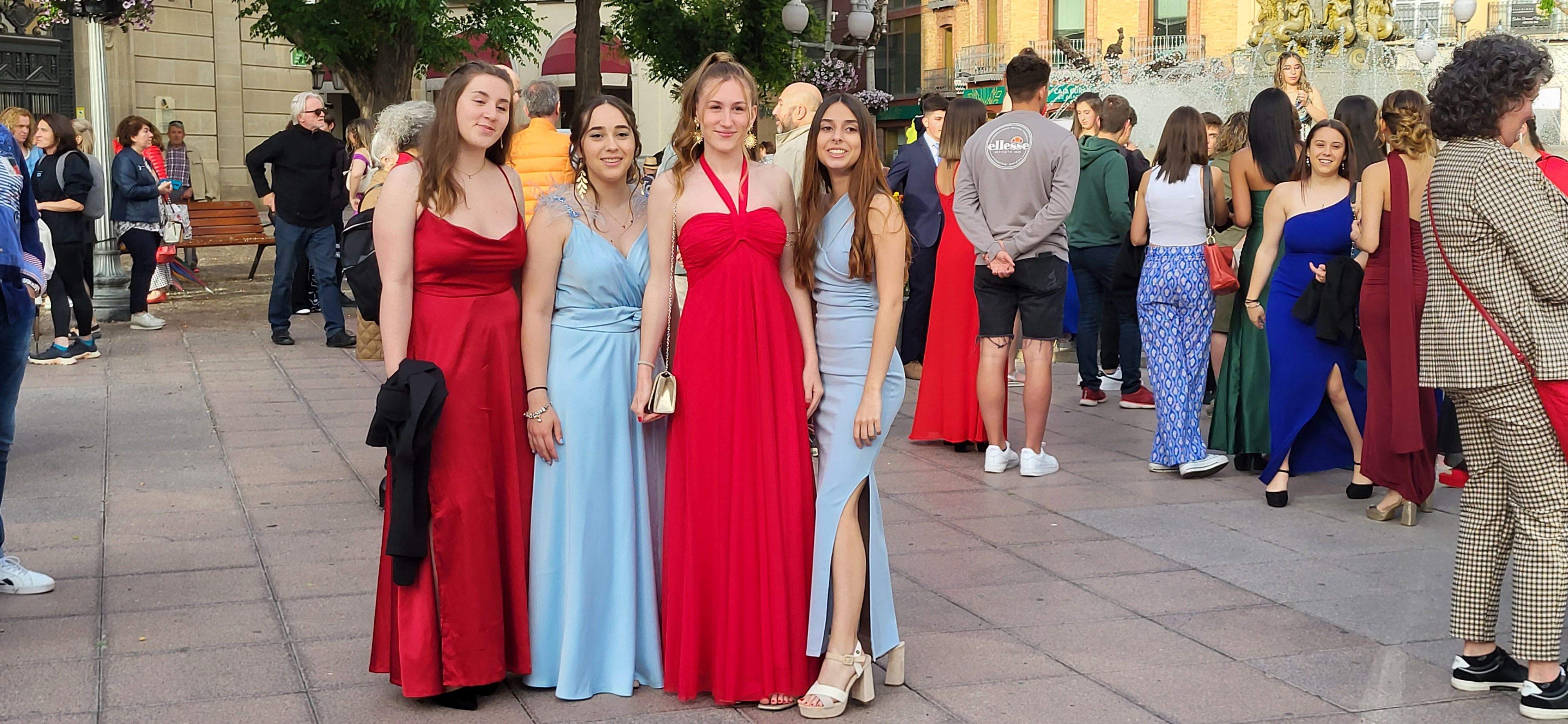 Estudiantes de segundo de Bachillerato del IES Pirámide que celebran su graduación.