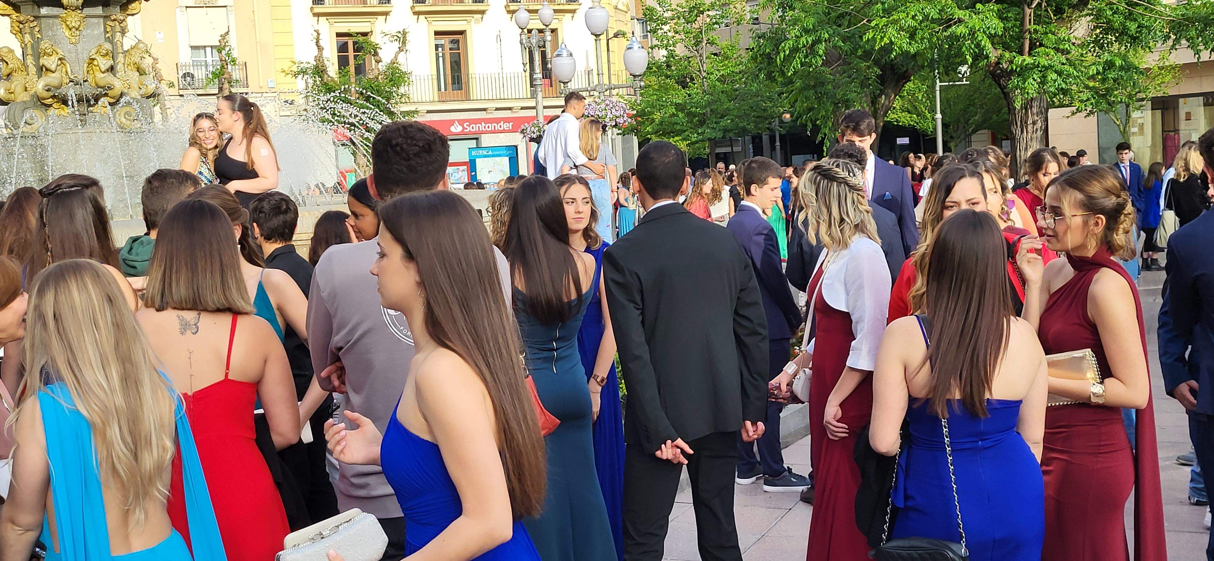 Estudiantes de segundo de Bachillerato del IES Pirámide que celebran su graduación.