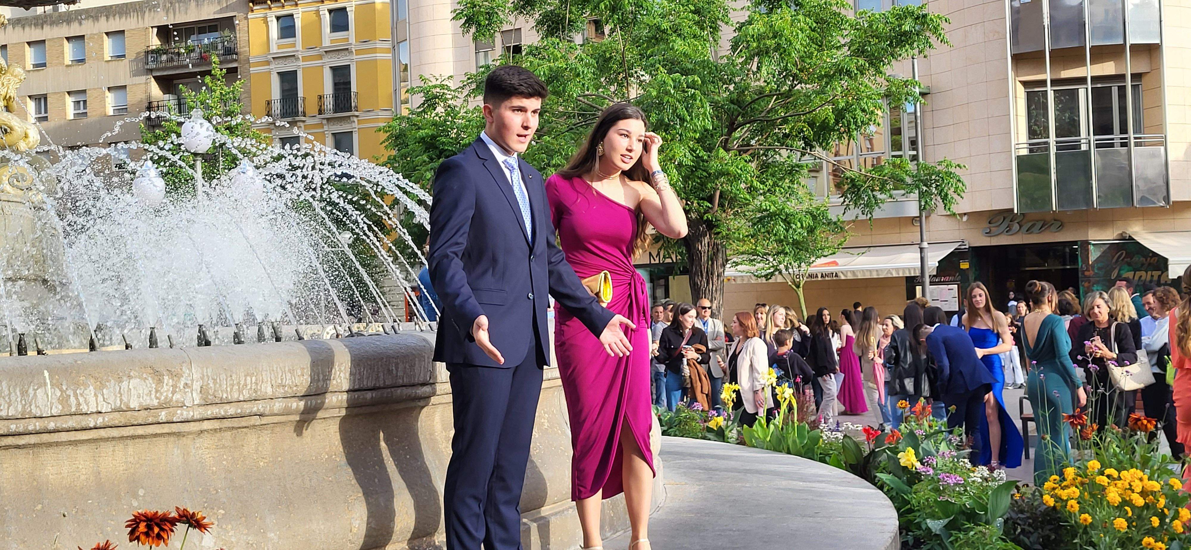 Estudiantes de segundo de Bachillerato del IES Pirámide que celebran su graduación.