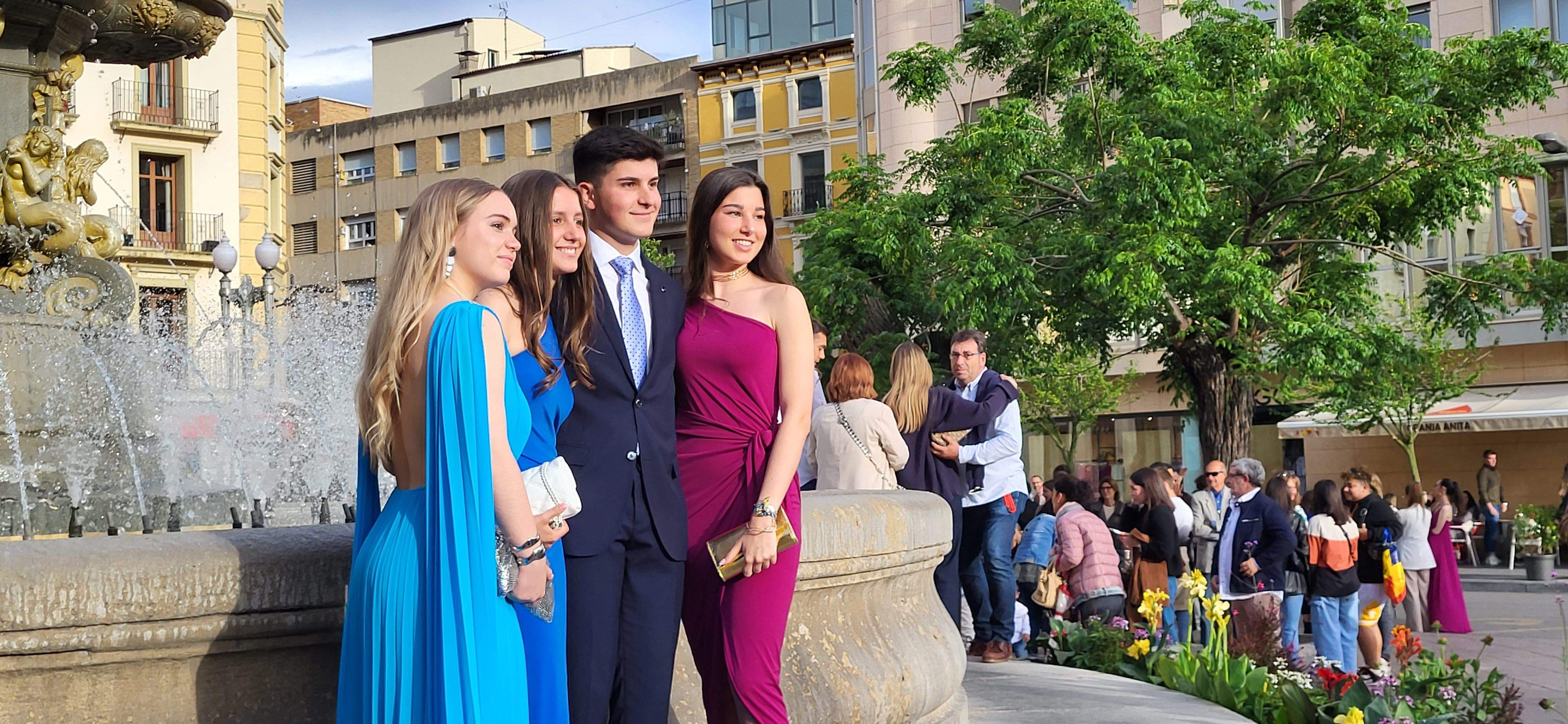 Estudiantes de segundo de Bachillerato del IES Pirámide que celebran su graduación.