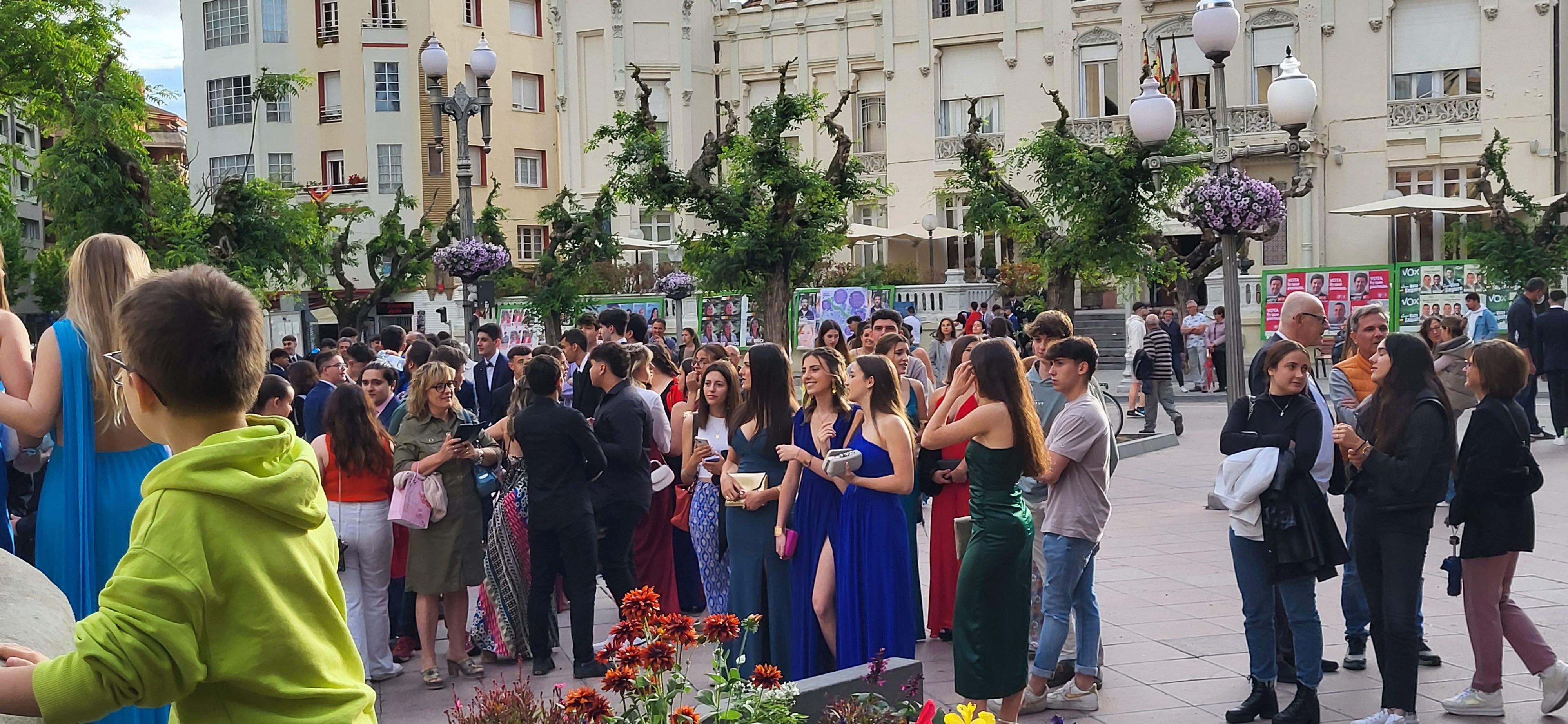 Estudiantes de segundo de Bachillerato del IES Pirámide que celebran su graduación.