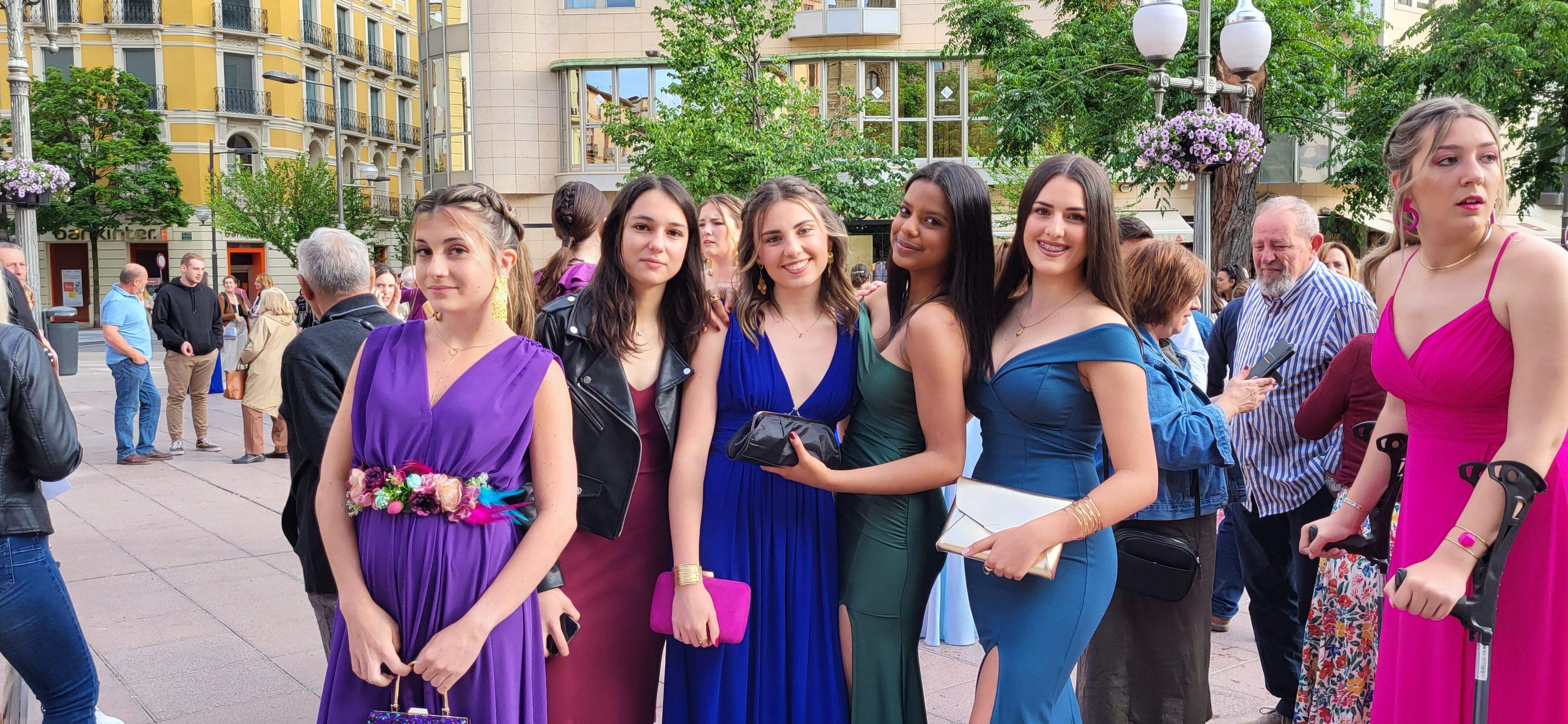 Estudiantes de segundo de Bachillerato del IES Pirámide que celebran su graduación.