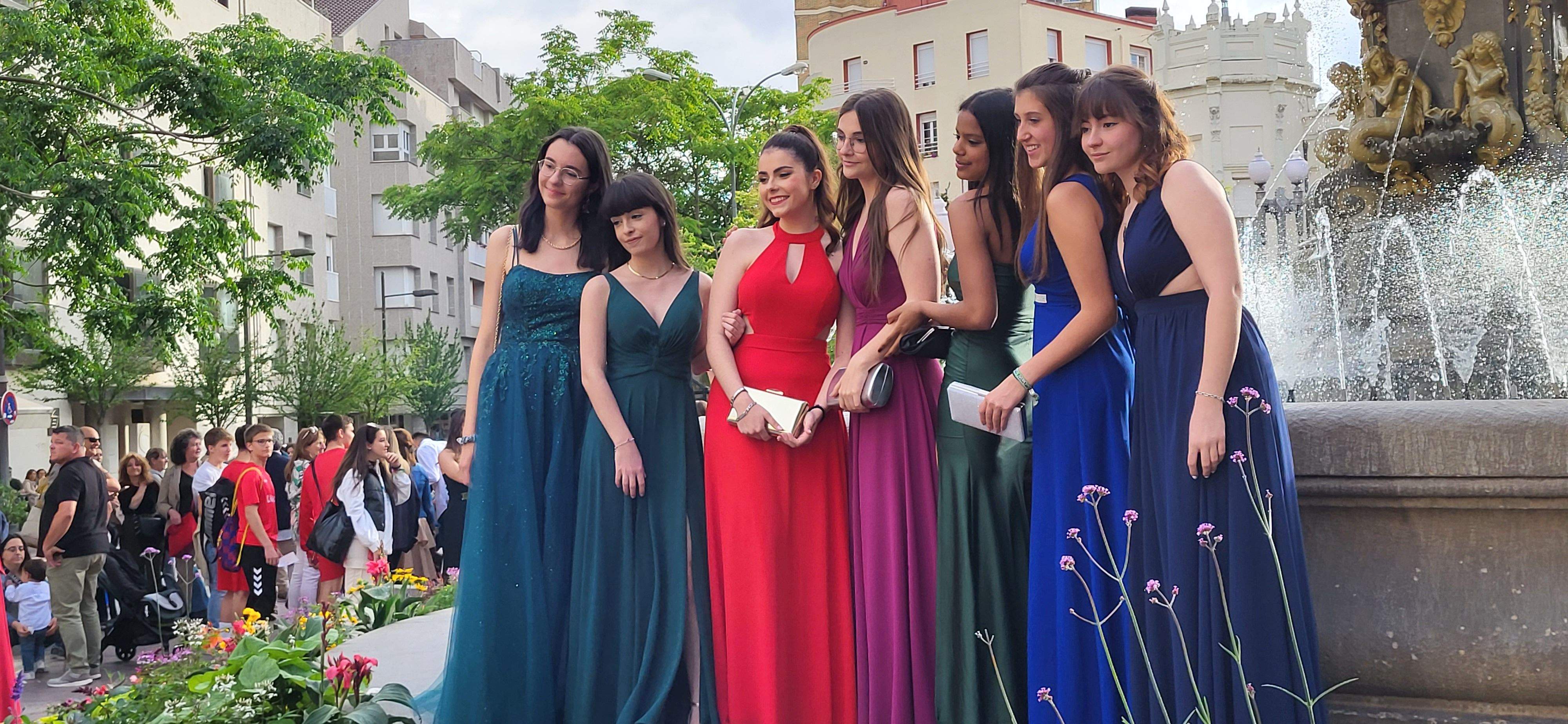 Estudiantes de segundo de Bachillerato del IES Pirámide que celebran su graduación.