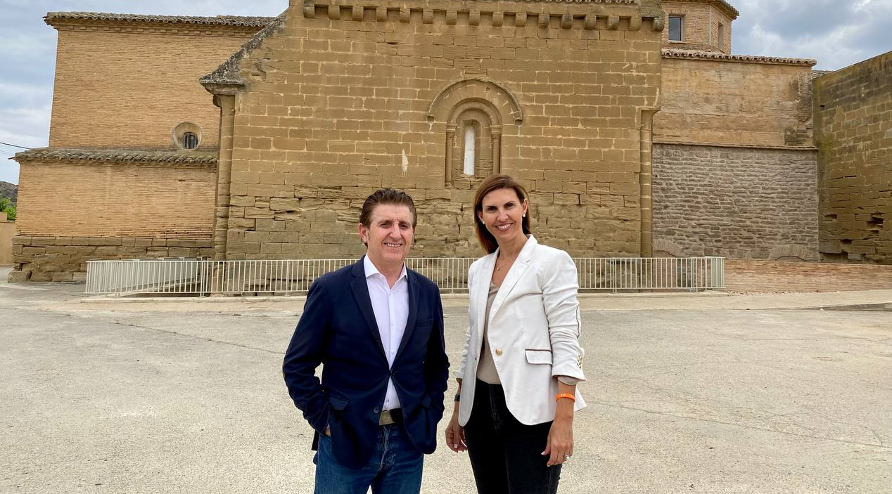 Alfonso Salillas y Jara Bernués ante el Monasterio de Sijena.