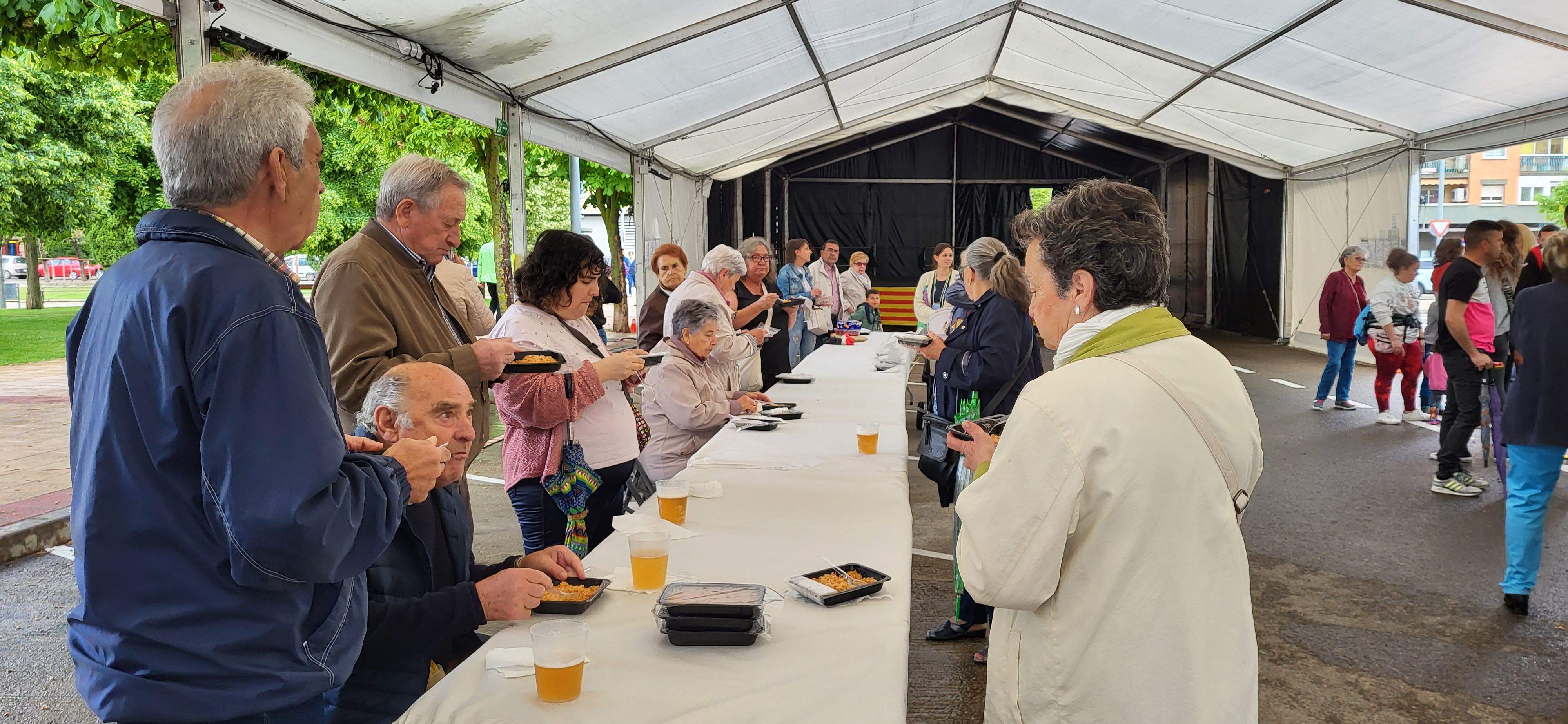 Reparto de migas en las fiestas de María Auxiliadora de Huesca.