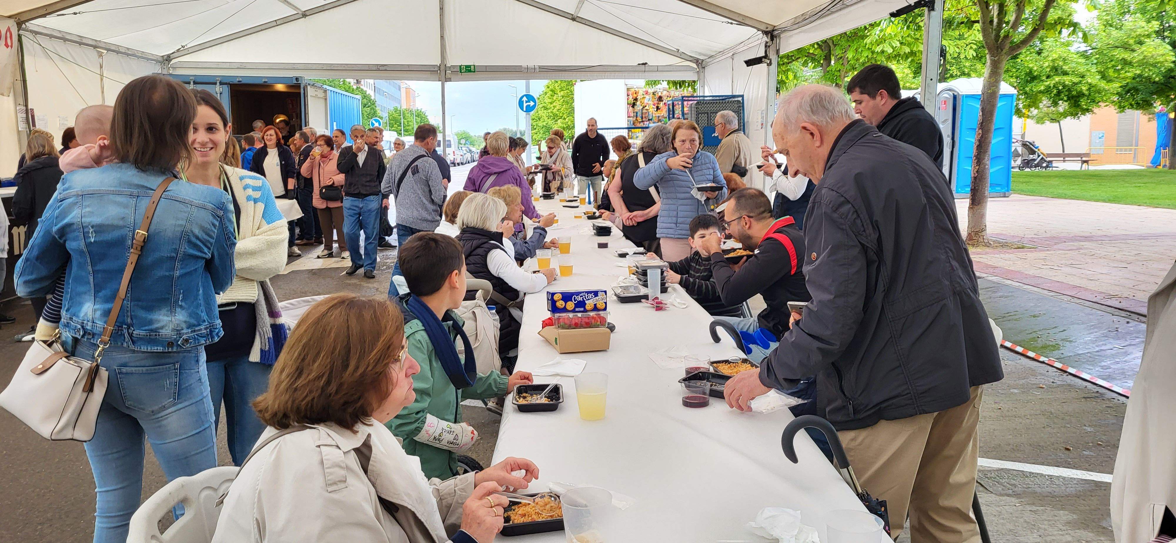 Reparto de migas en las fiestas de María Auxiliadora de Huesca.