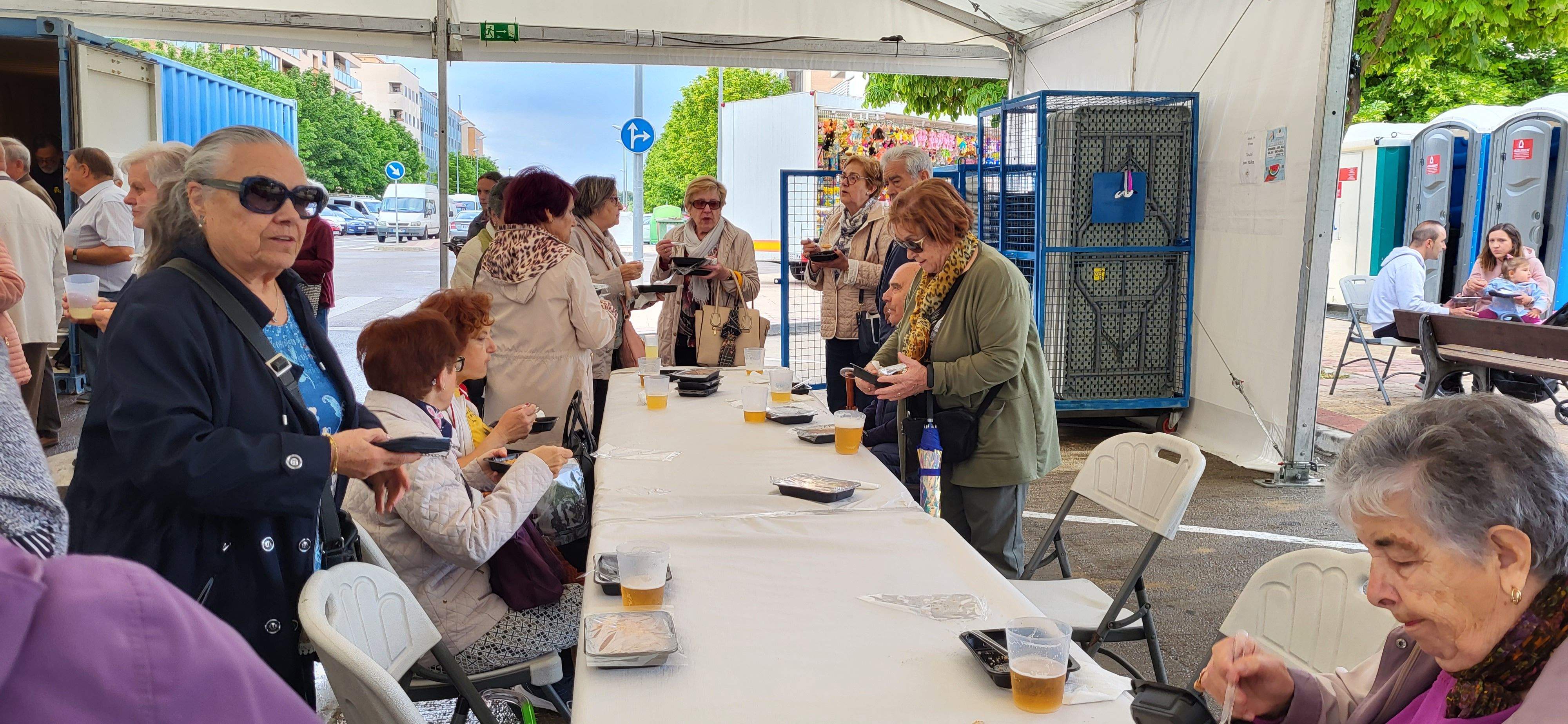 Reparto de migas en las fiestas de María Auxiliadora de Huesca.
