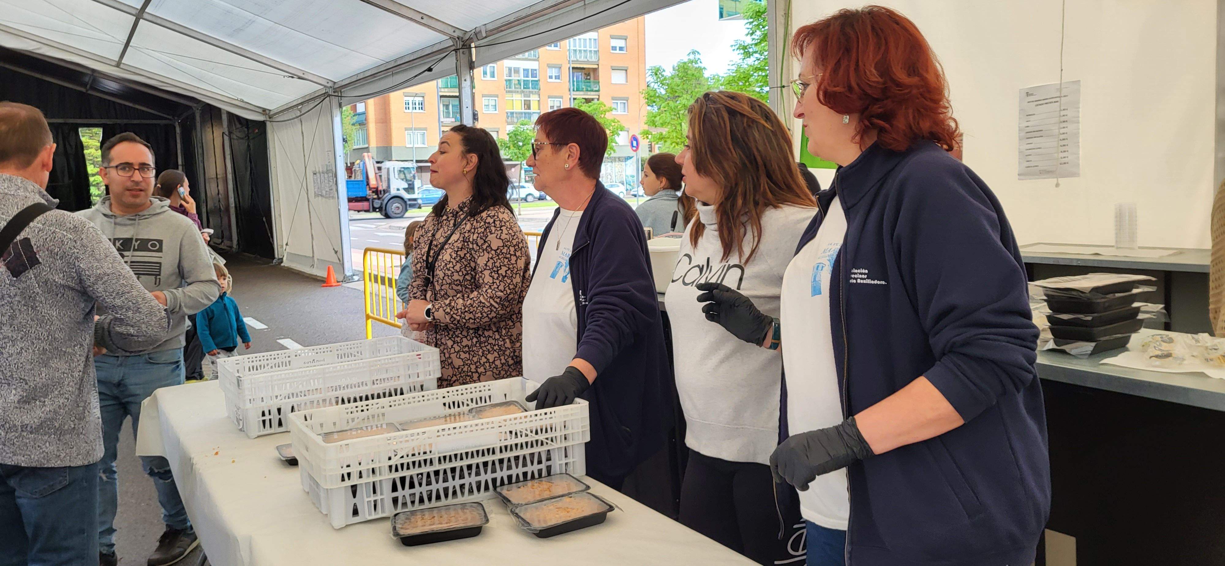 Reparto de migas en las fiestas de María Auxiliadora de Huesca.