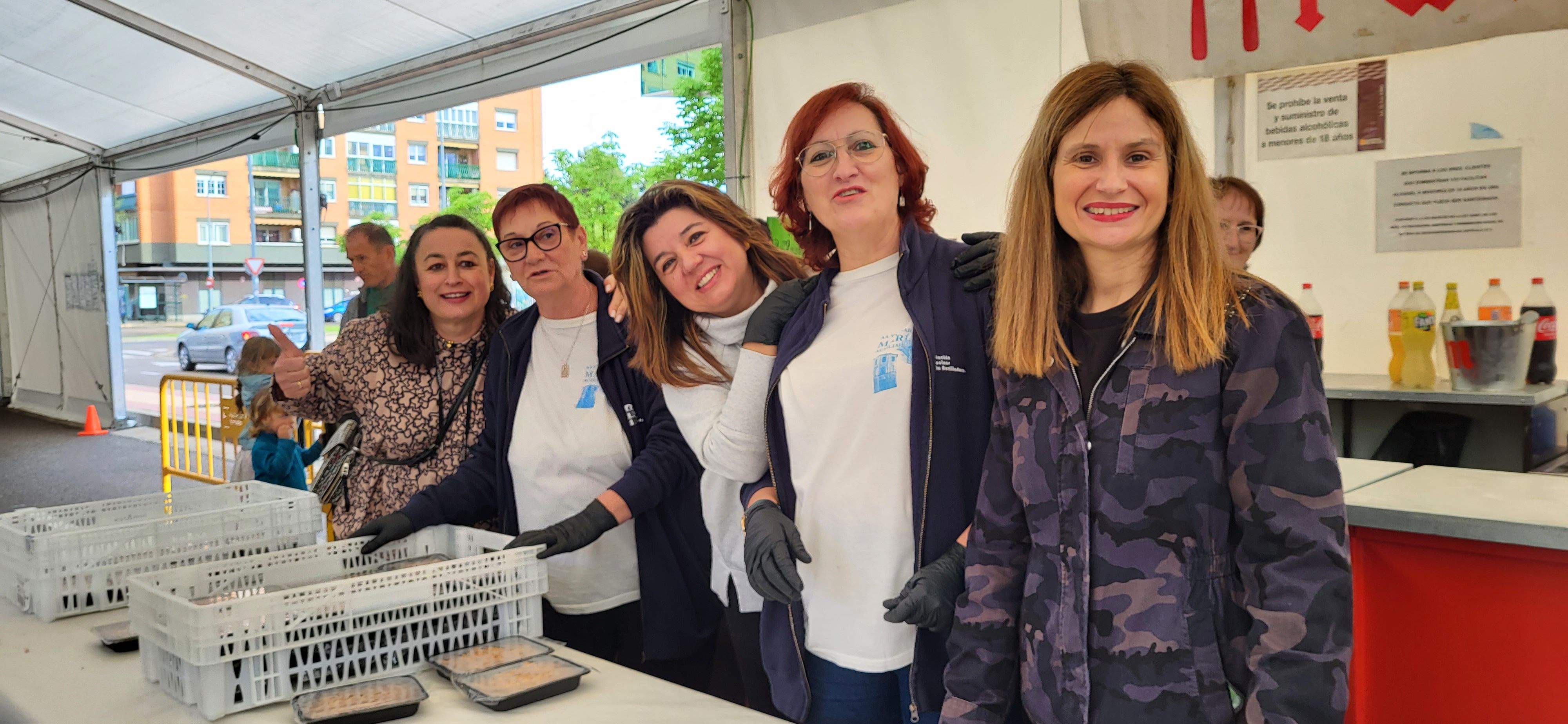 Reparto de migas en las fiestas de María Auxiliadora de Huesca.