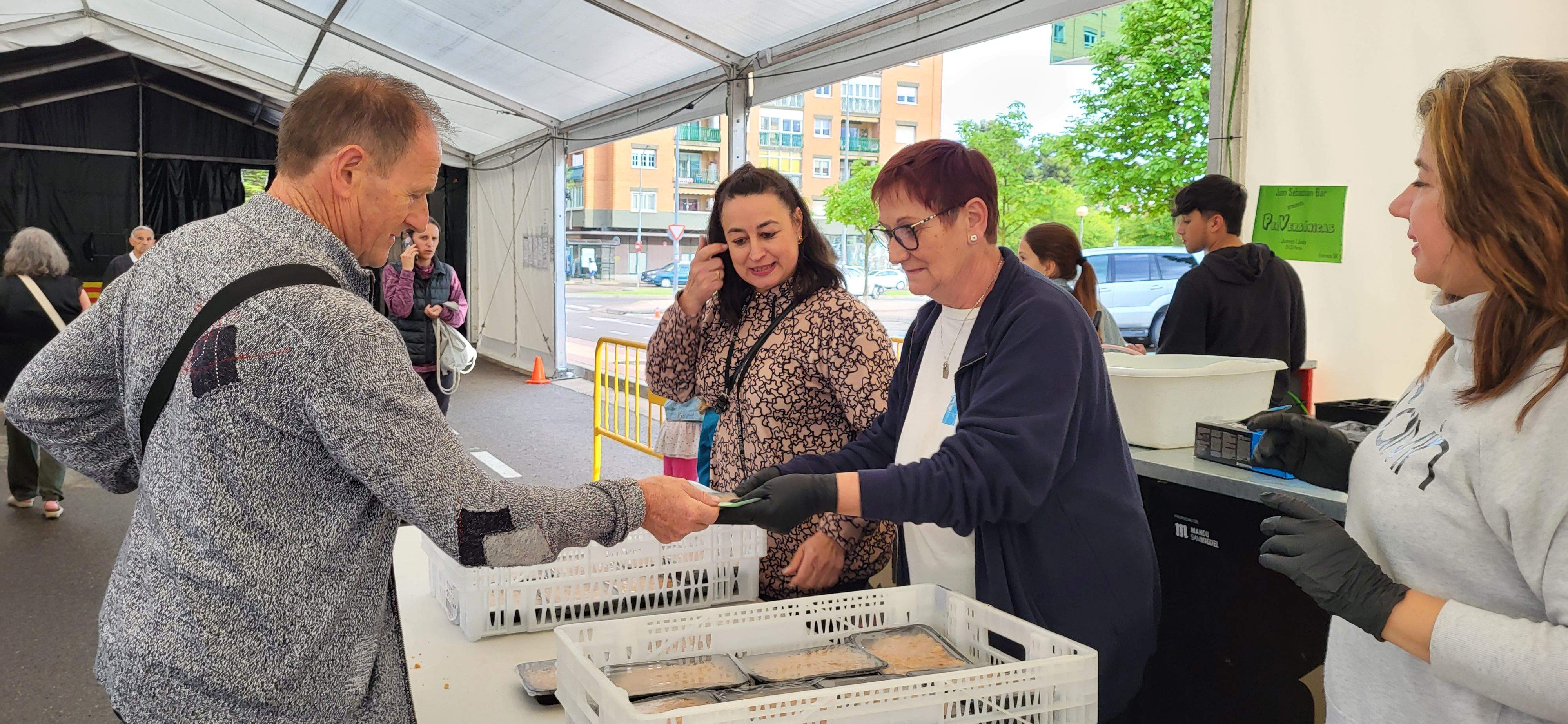 Reparto de migas en las fiestas de María Auxiliadora de Huesca.