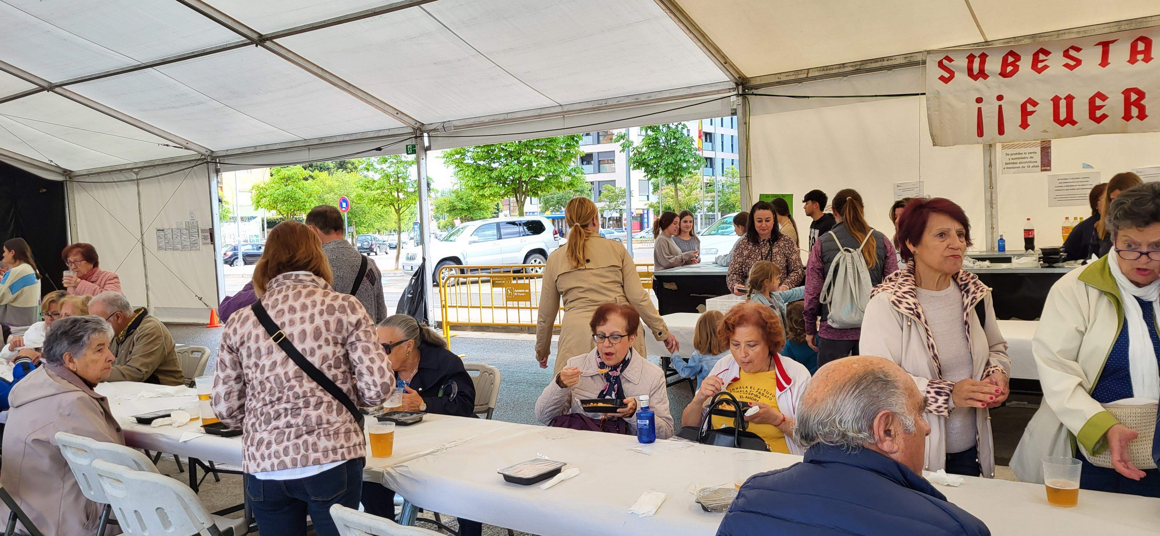 Reparto de migas en las fiestas de María Auxiliadora de Huesca.