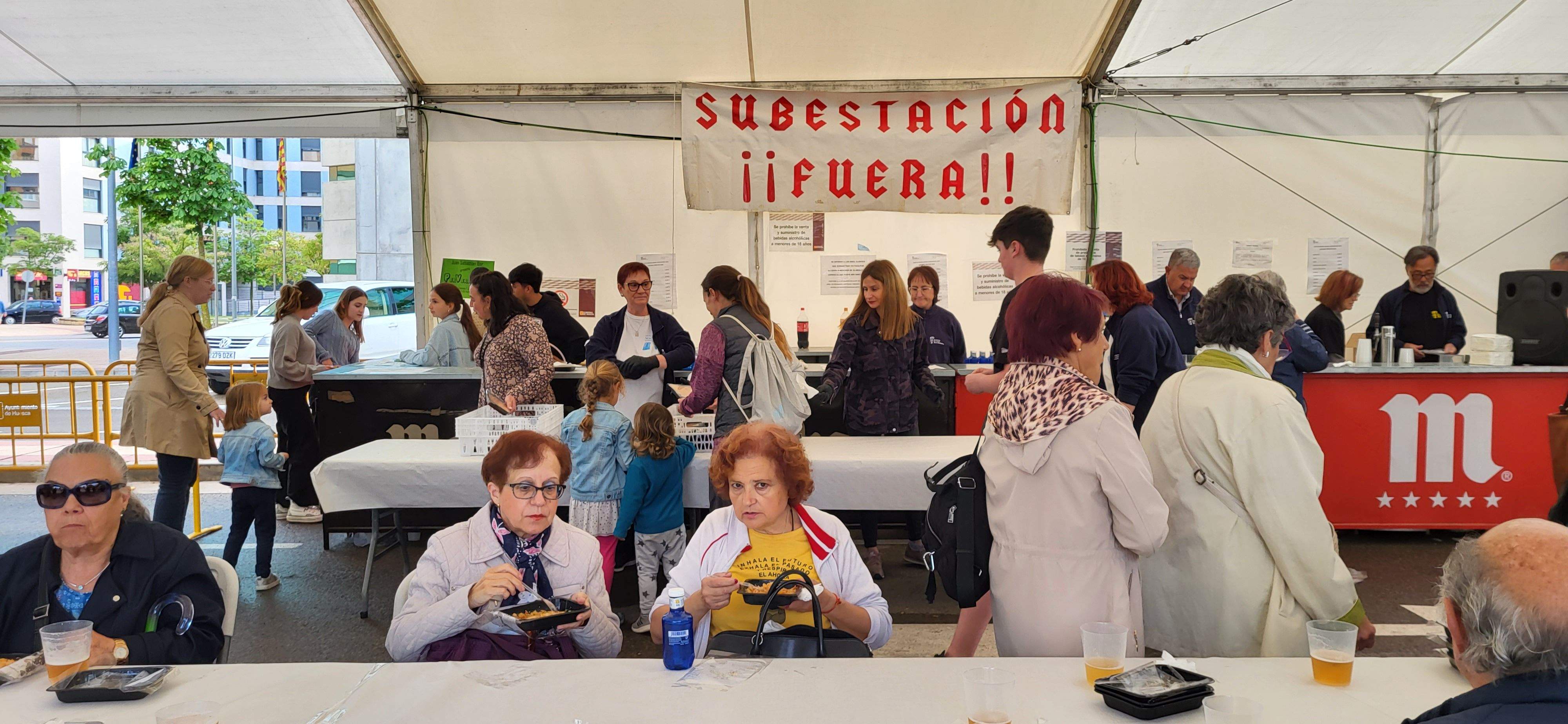 Reparto de migas en las fiestas de María Auxiliadora de Huesca.